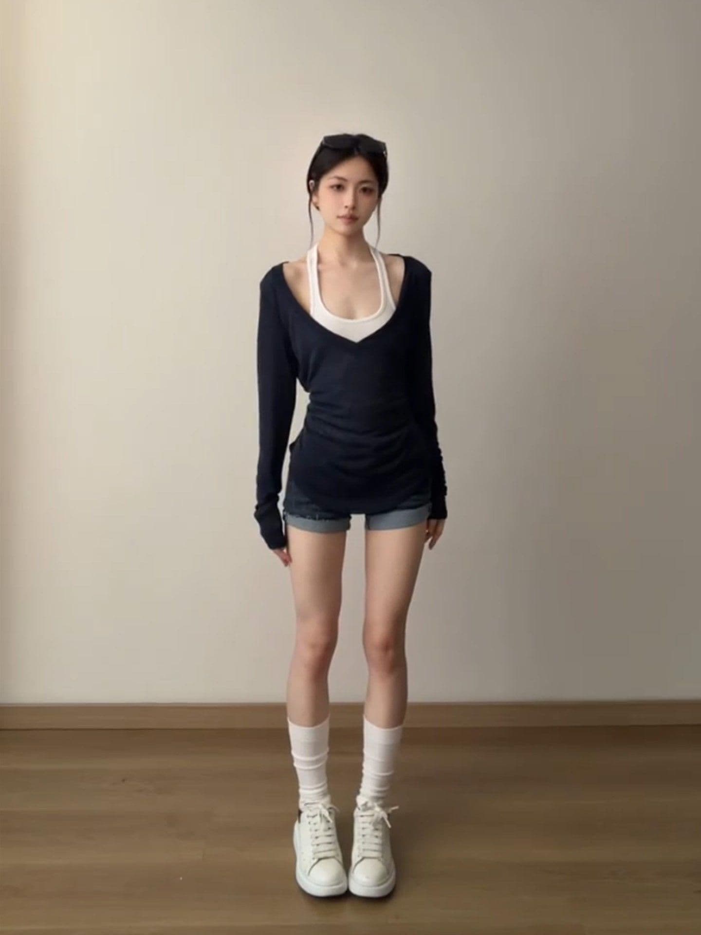 페이크 레이어드 행침 목 V넥 자외선 차단 긴팔 티셔츠 여성 여름 2026 새로운 얇고 가벼운 거즈 덮개 셔츠 허리 수축 슬림해 보이는 이미지 2
