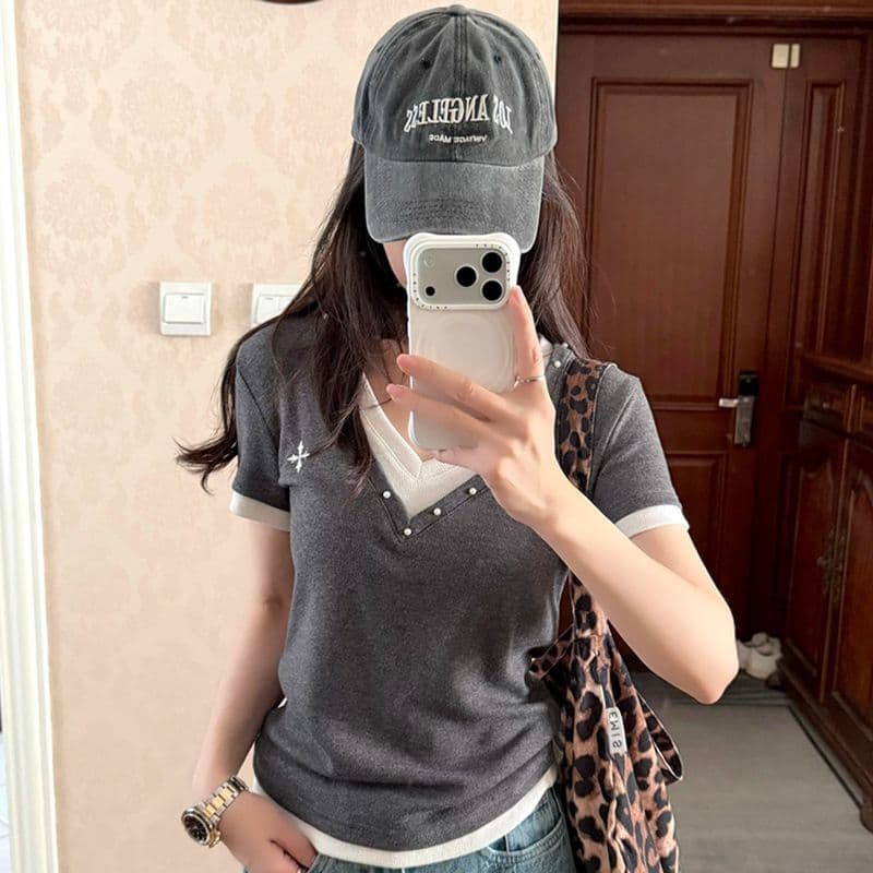 한 부서 달콤한 매운맛 V넥 페이크 레이어드 긍정적 인 어깨 반팔 티셔츠 여성 새로운 여름 디자인 센스 작은 대중 몸매 가꾸기 슬림해 보이는 맨위