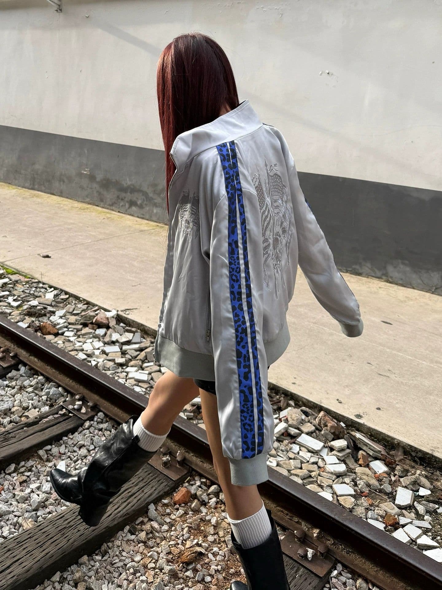 원본 210 그램 100000 바늘 자수 아메리칸 거리 쇼트 스타일 긍정적 인 어깨 재킷 레오파드 무늬 새틴 스탠드 칼라 재킷 상세 이미지 12