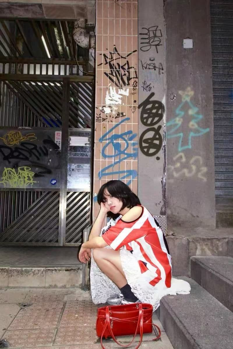 원본 원단 원본 솜씨 아메리칸 달콤한 매운맛 오프숄더 스트라이프 V넥 맨위 디자인 센스 루즈핏 저지 여름 여성 상세 이미지 4