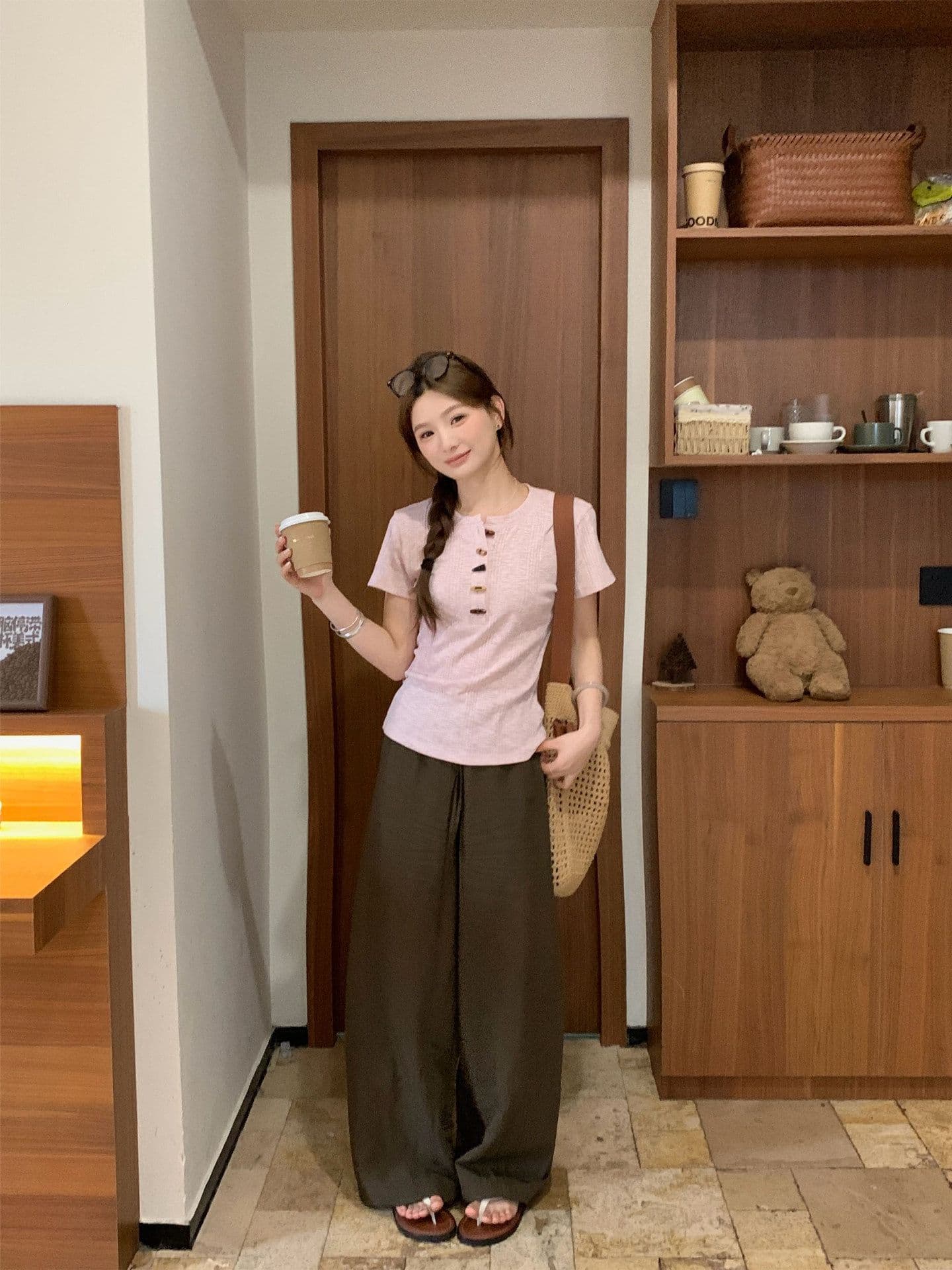 원본 원단 질감 센스 소뿔 버클 반팔 티셔츠 여름 핫걸 헨리 칼라 화이트 긍정적 인 어깨 의류 상세 이미지 7