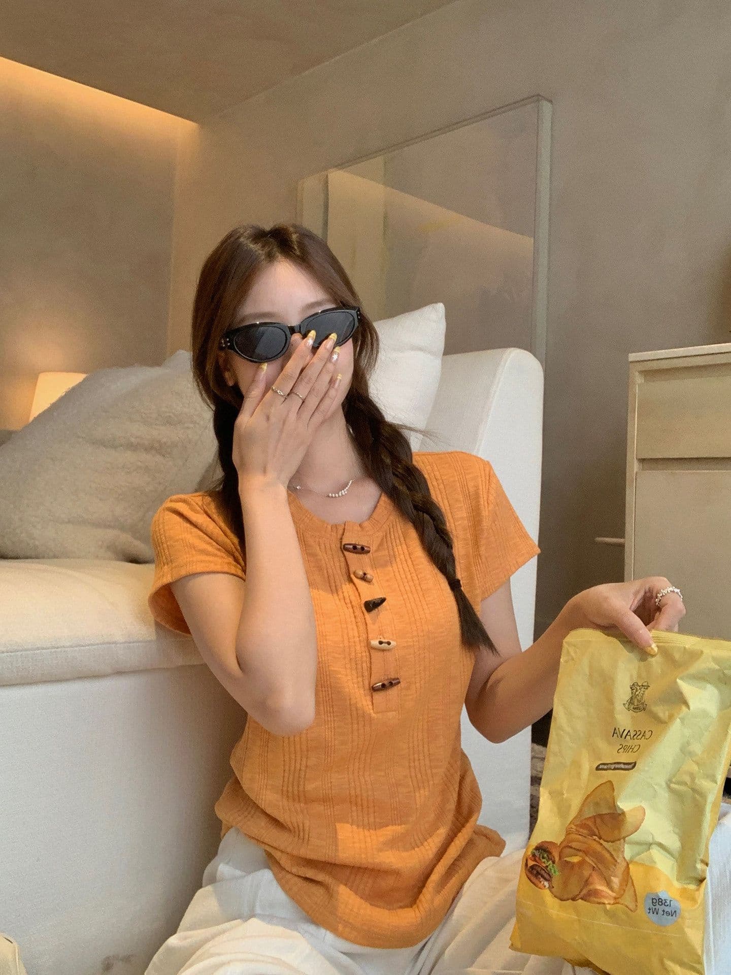 원본 원단 질감 센스 소뿔 버클 반팔 티셔츠 여름 핫걸 헨리 칼라 화이트 긍정적 인 어깨 의류 상세 이미지 14