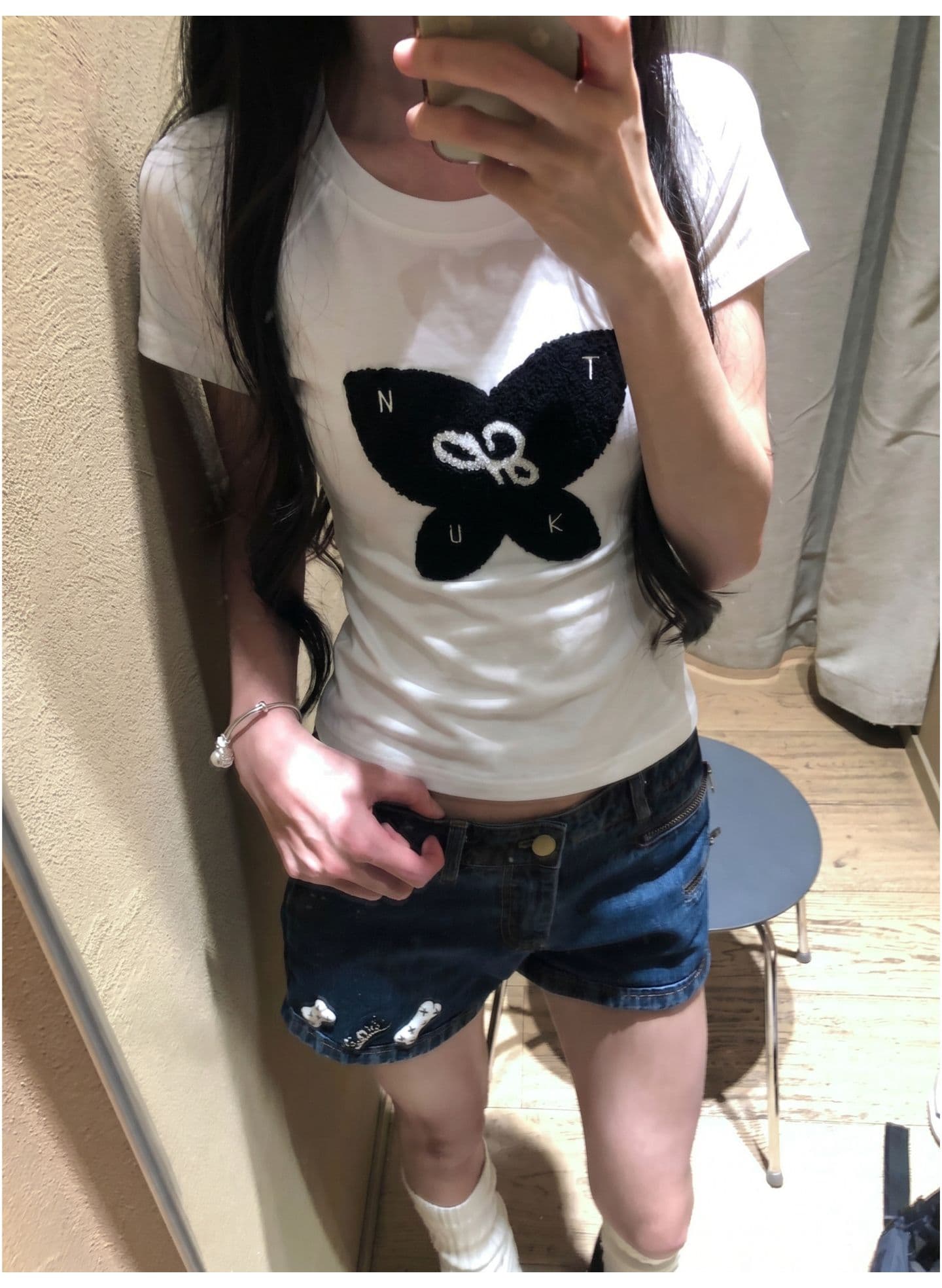 광저우 원단 수건 자수 벨트 어깨 선 210 그램 95 면 40s 오스트리아 델 검정색 꽃 자수 반팔 상세 이미지 6