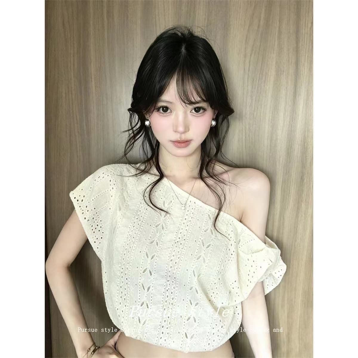 달콤함 미니멀리즘 비스듬한 어깨 티셔츠 여성 여름 홀로우 아웃 오프숄더 한 부서 허리 수축 비틀림 품격 반팔 디자인 다용도 맨위