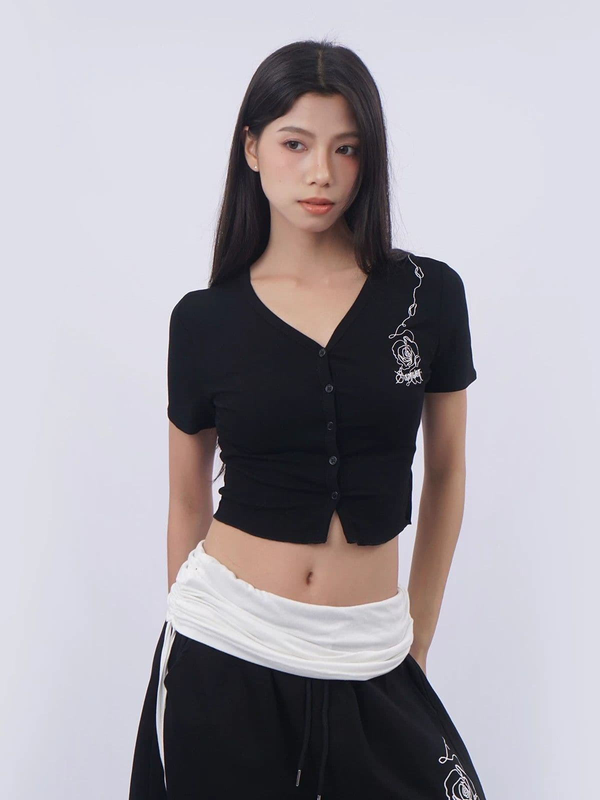 아메리칸 핫걸 V넥 긍정적 인 어깨 몸매 가꾸기 반팔 티셔츠 여성 여름 디자인 센스 장미 자수 재즈 춤추기 검정색 맨위 이미지 2