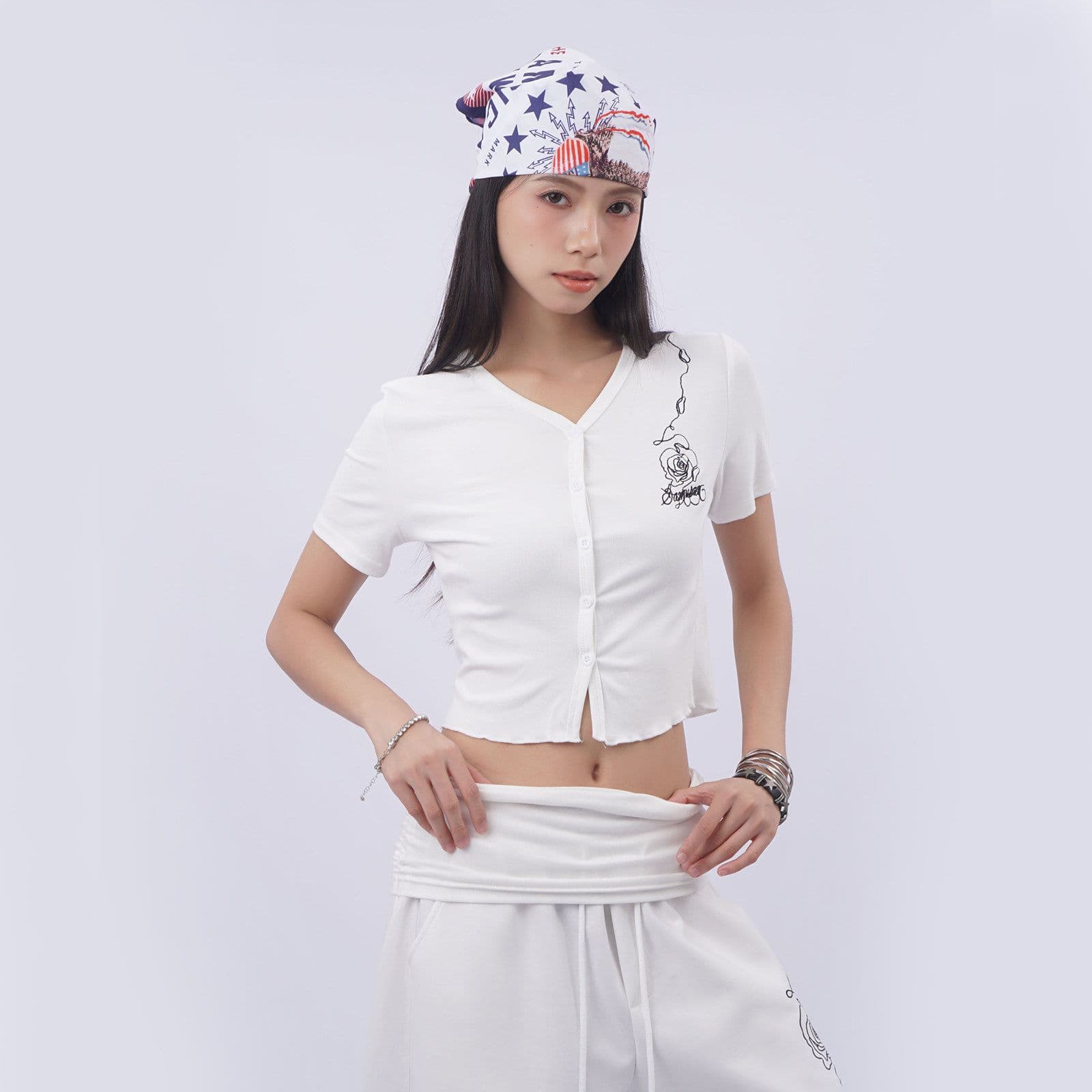 아메리칸 핫걸 V넥 긍정적 인 어깨 몸매 가꾸기 반팔 티셔츠 여성 여름 디자인 센스 장미 자수 재즈 춤추기 검정색 맨위 상세 이미지 2
