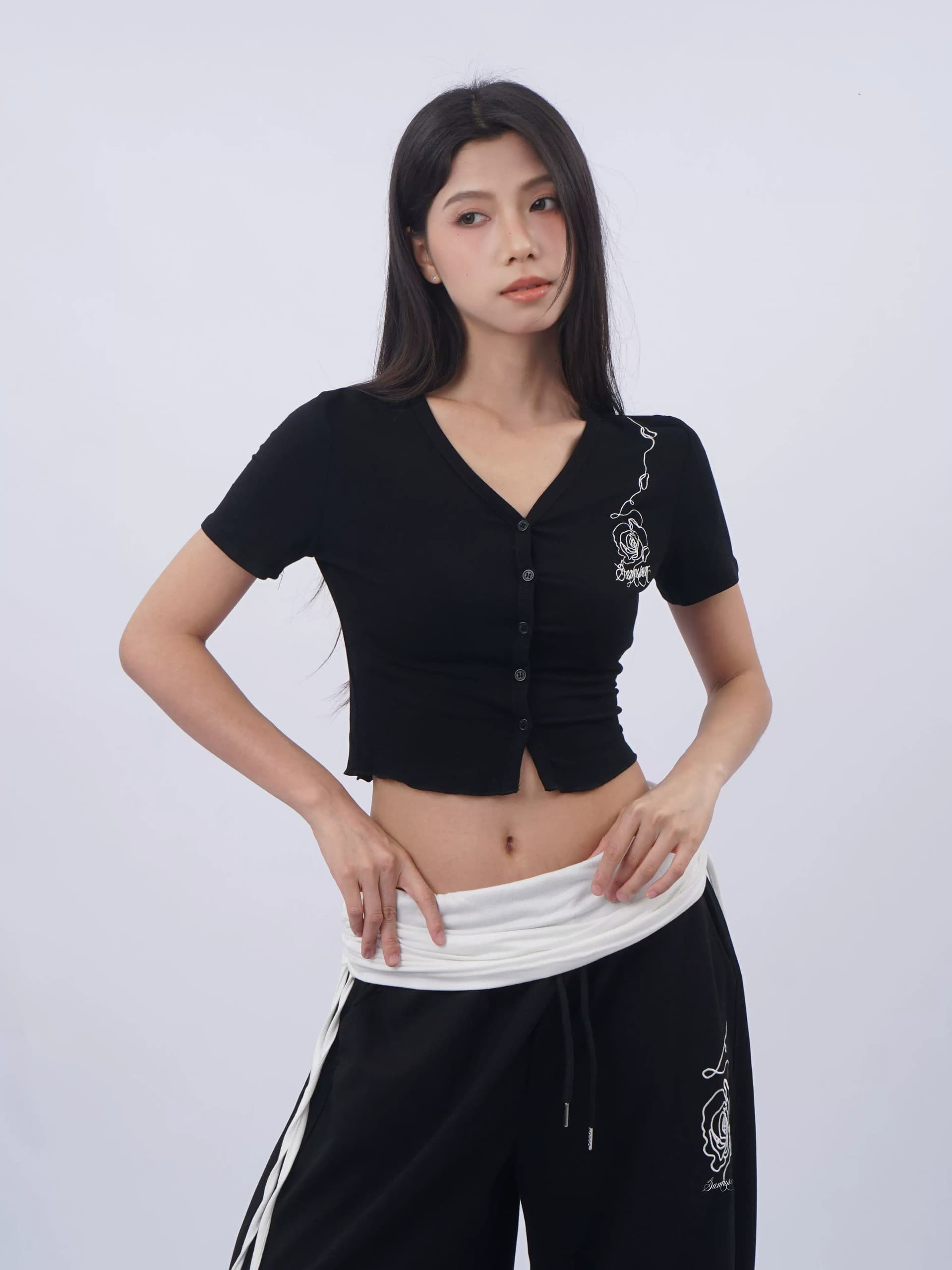 아메리칸 핫걸 V넥 긍정적 인 어깨 몸매 가꾸기 반팔 티셔츠 여성 여름 디자인 센스 장미 자수 재즈 춤추기 검정색 맨위 상세 이미지 6