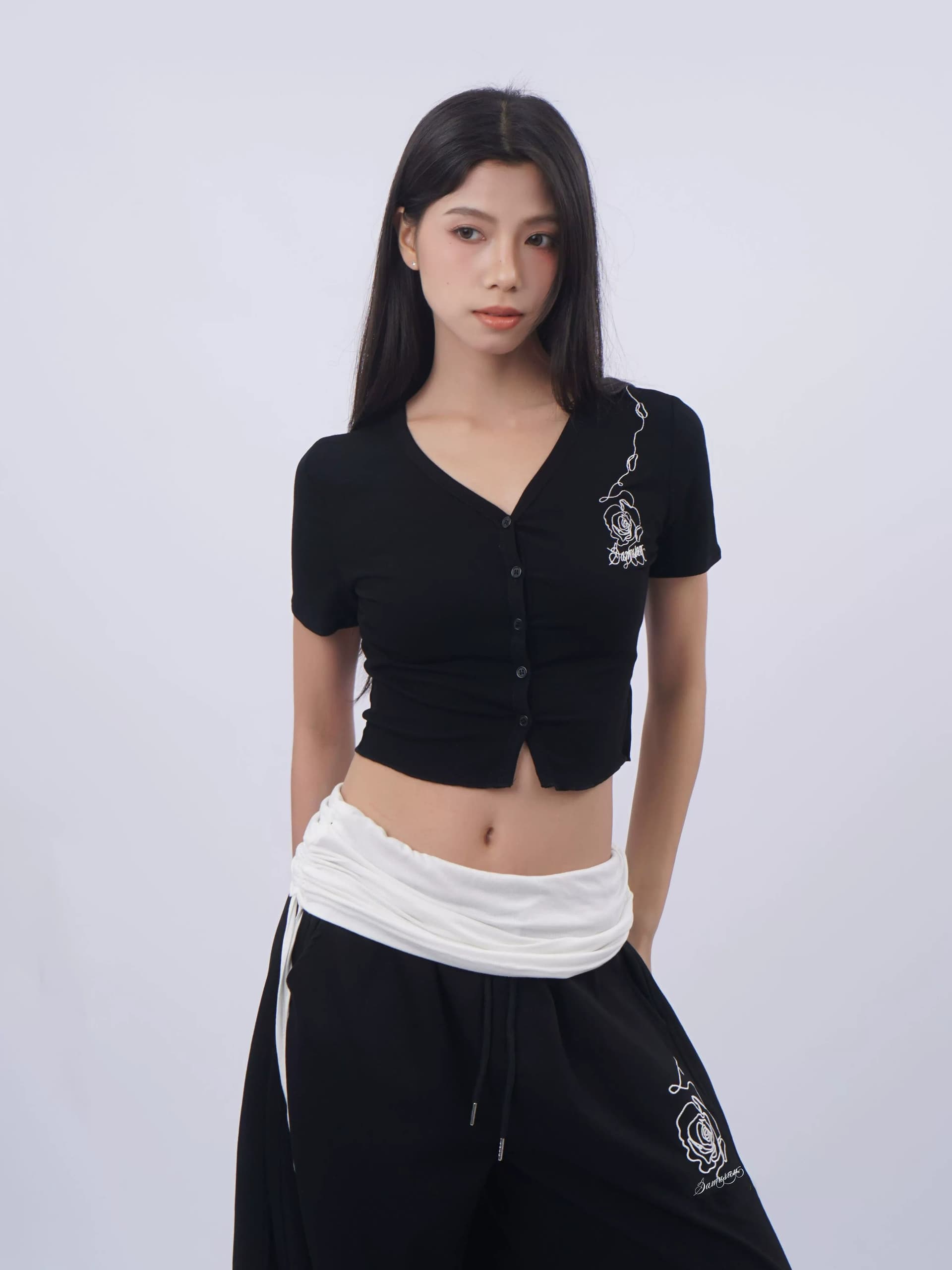 아메리칸 핫걸 V넥 긍정적 인 어깨 몸매 가꾸기 반팔 티셔츠 여성 여름 디자인 센스 장미 자수 재즈 춤추기 검정색 맨위 상세 이미지 7