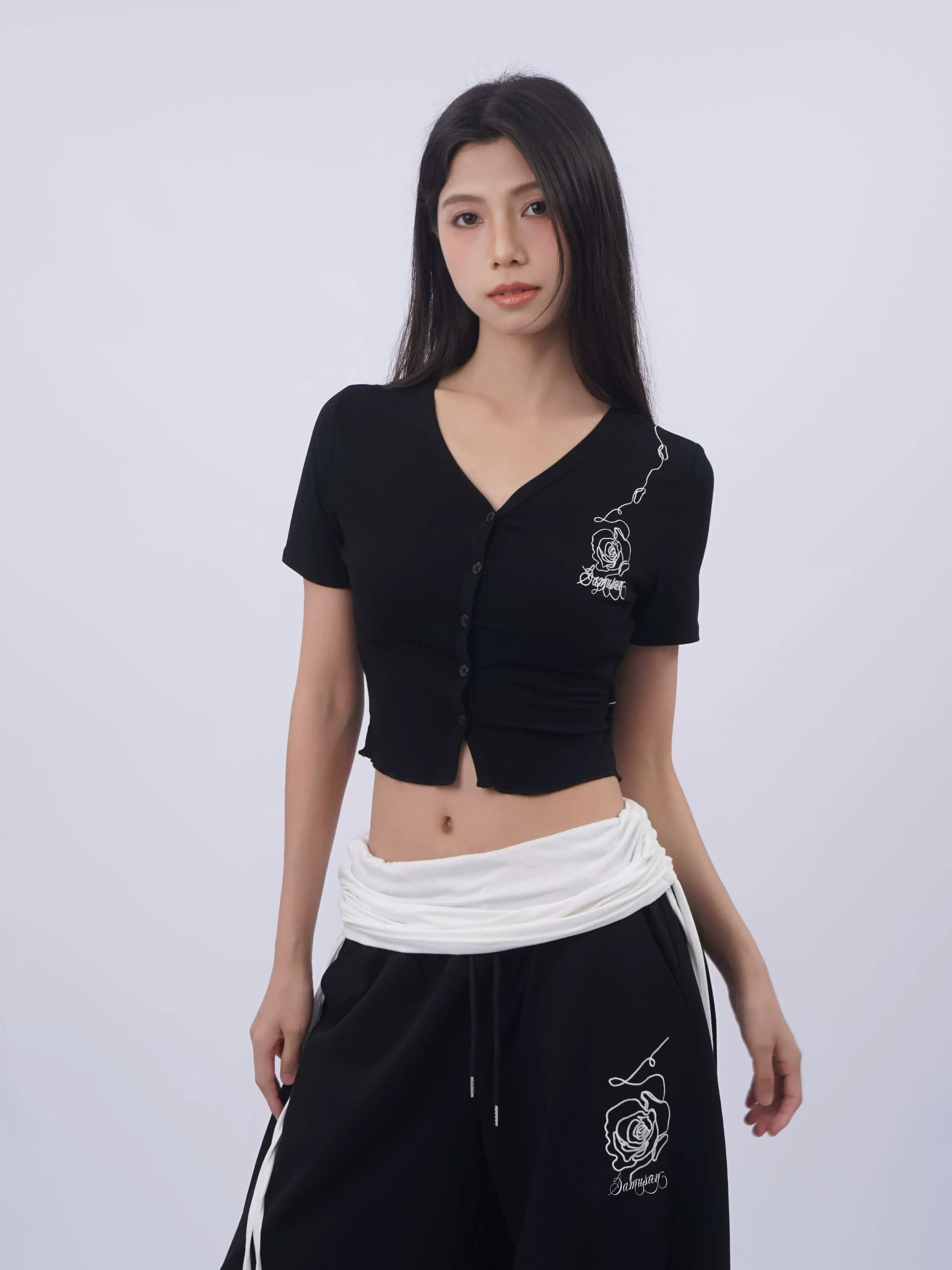 아메리칸 핫걸 V넥 긍정적 인 어깨 몸매 가꾸기 반팔 티셔츠 여성 여름 디자인 센스 장미 자수 재즈 춤추기 검정색 맨위 상세 이미지 9