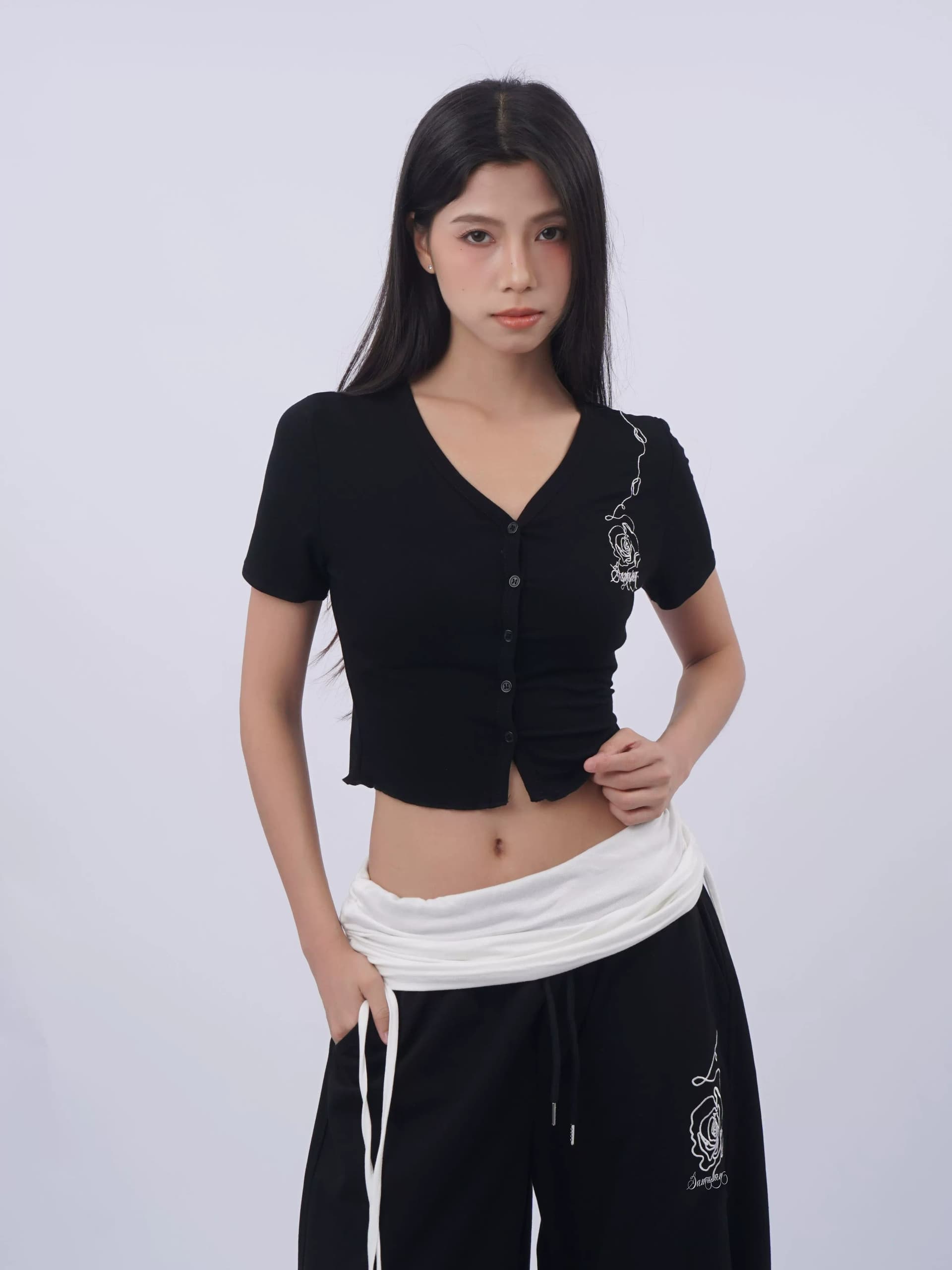 아메리칸 핫걸 V넥 긍정적 인 어깨 몸매 가꾸기 반팔 티셔츠 여성 여름 디자인 센스 장미 자수 재즈 춤추기 검정색 맨위 상세 이미지 10