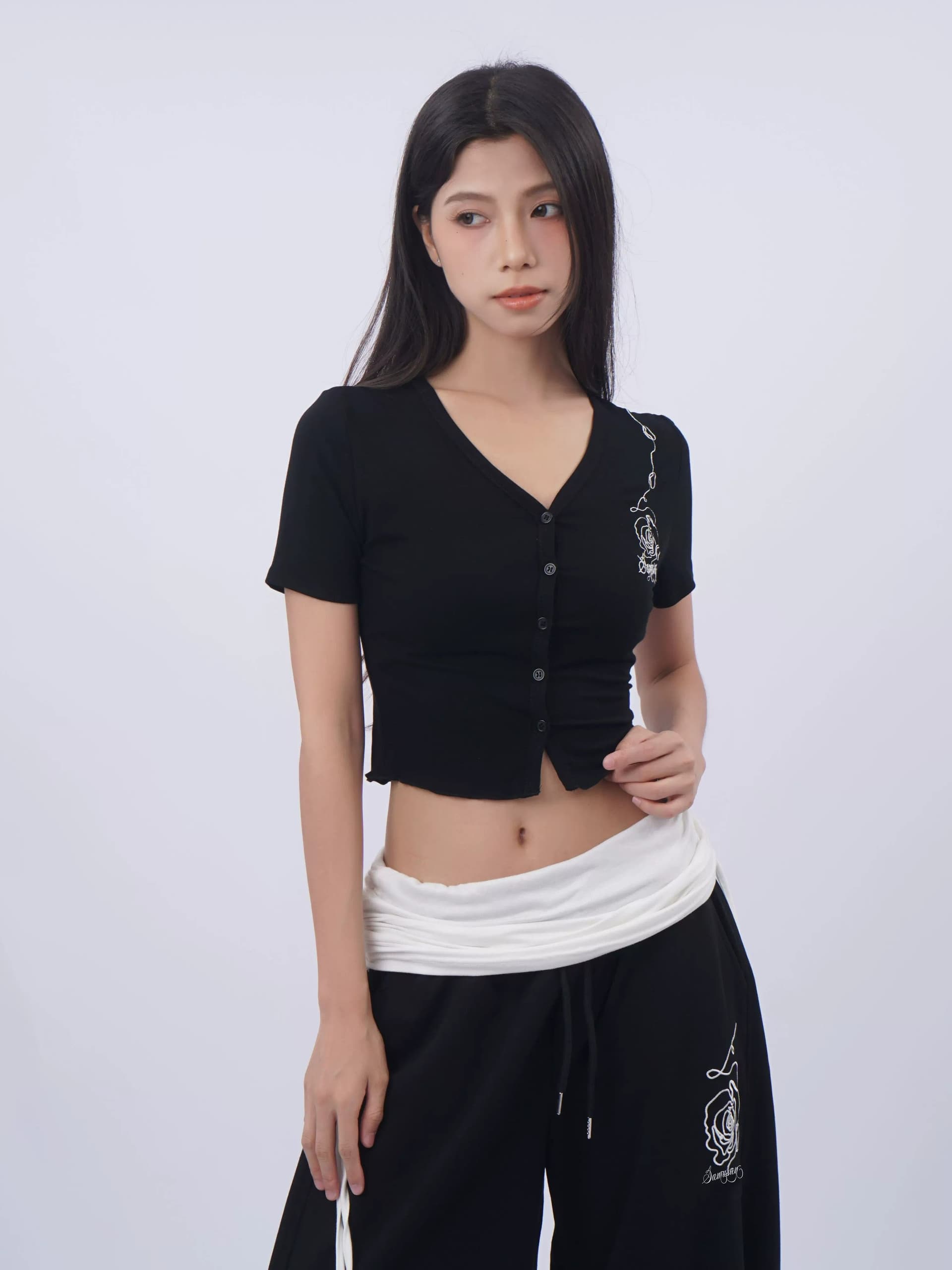 아메리칸 핫걸 V넥 긍정적 인 어깨 몸매 가꾸기 반팔 티셔츠 여성 여름 디자인 센스 장미 자수 재즈 춤추기 검정색 맨위 상세 이미지 16