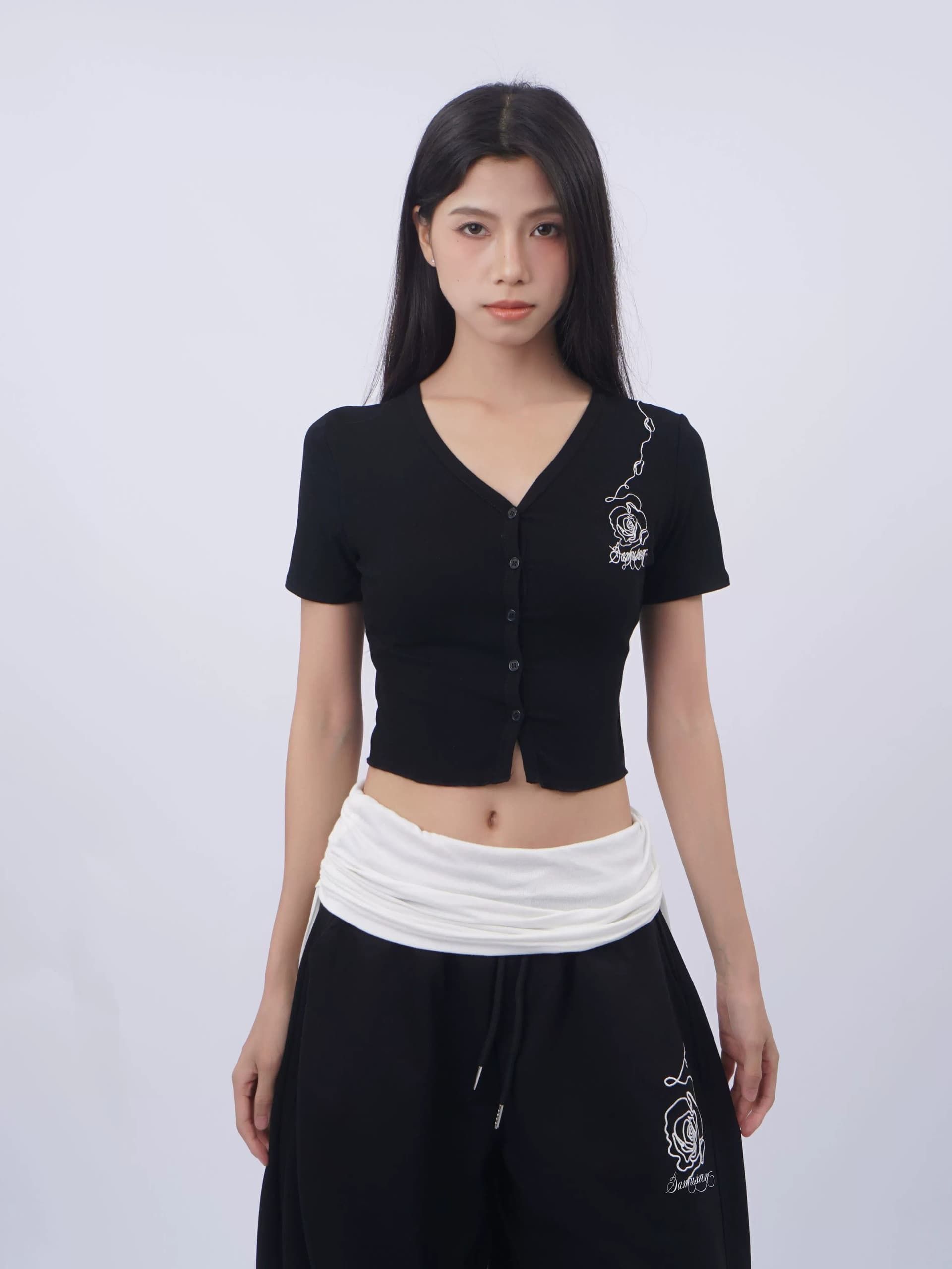 아메리칸 핫걸 V넥 긍정적 인 어깨 몸매 가꾸기 반팔 티셔츠 여성 여름 디자인 센스 장미 자수 재즈 춤추기 검정색 맨위 상세 이미지 17