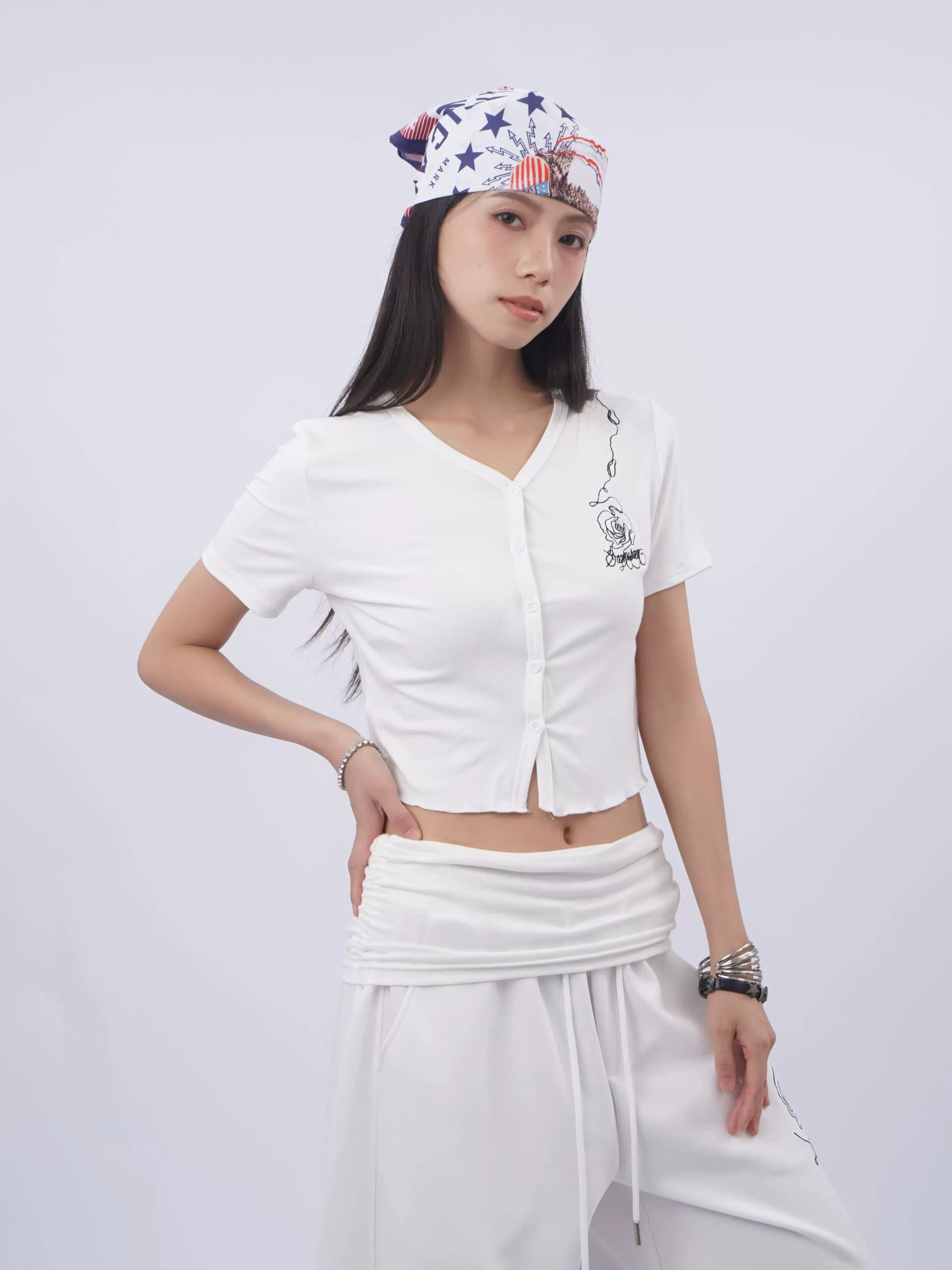 아메리칸 핫걸 V넥 긍정적 인 어깨 몸매 가꾸기 반팔 티셔츠 여성 여름 디자인 센스 장미 자수 재즈 춤추기 검정색 맨위 상세 이미지 21