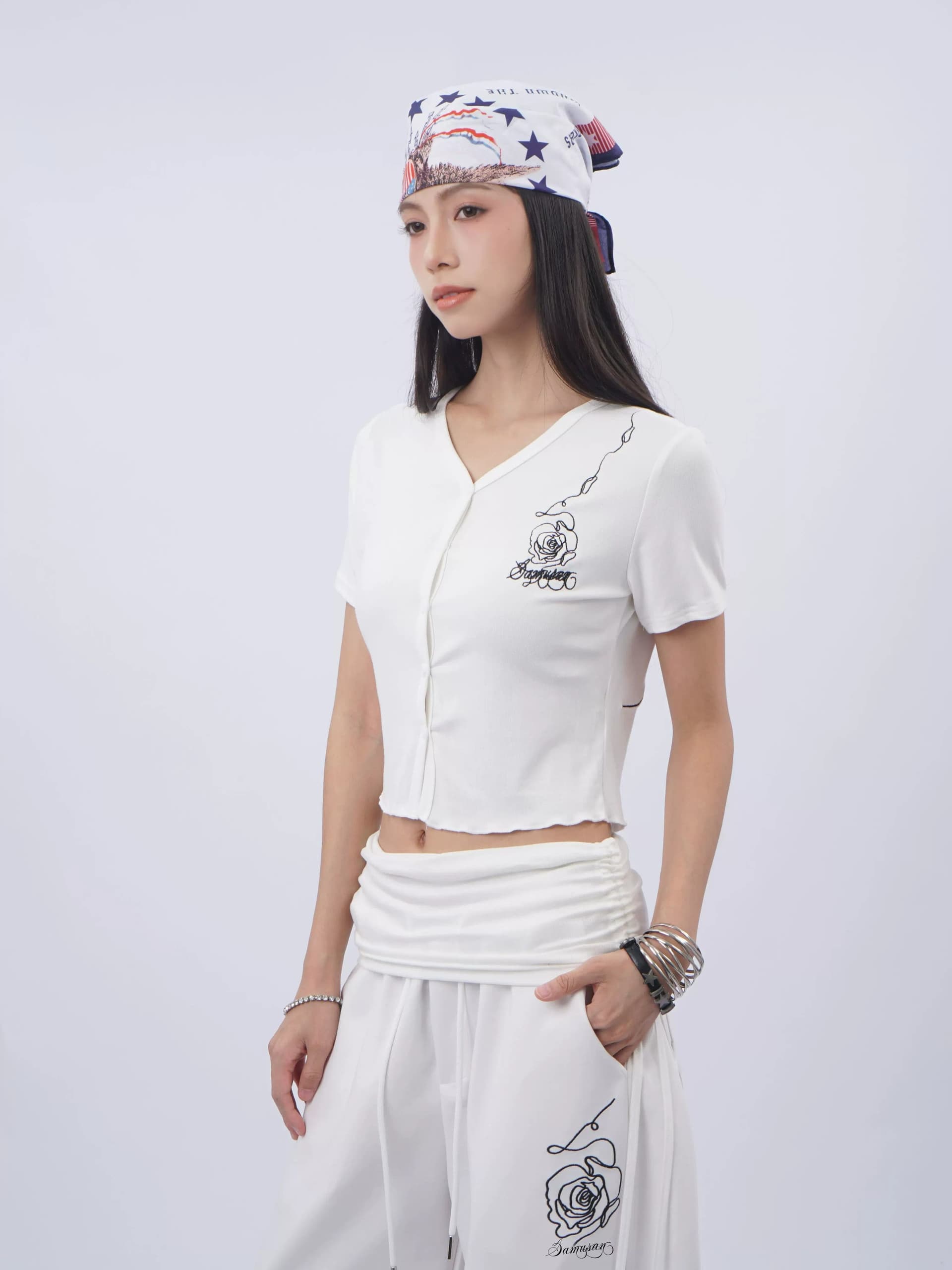 아메리칸 핫걸 V넥 긍정적 인 어깨 몸매 가꾸기 반팔 티셔츠 여성 여름 디자인 센스 장미 자수 재즈 춤추기 검정색 맨위 상세 이미지 22