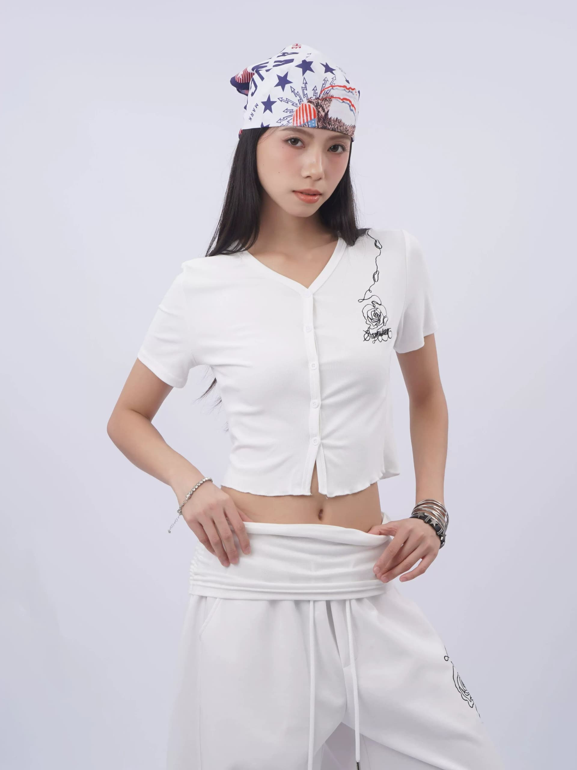 아메리칸 핫걸 V넥 긍정적 인 어깨 몸매 가꾸기 반팔 티셔츠 여성 여름 디자인 센스 장미 자수 재즈 춤추기 검정색 맨위 상세 이미지 26