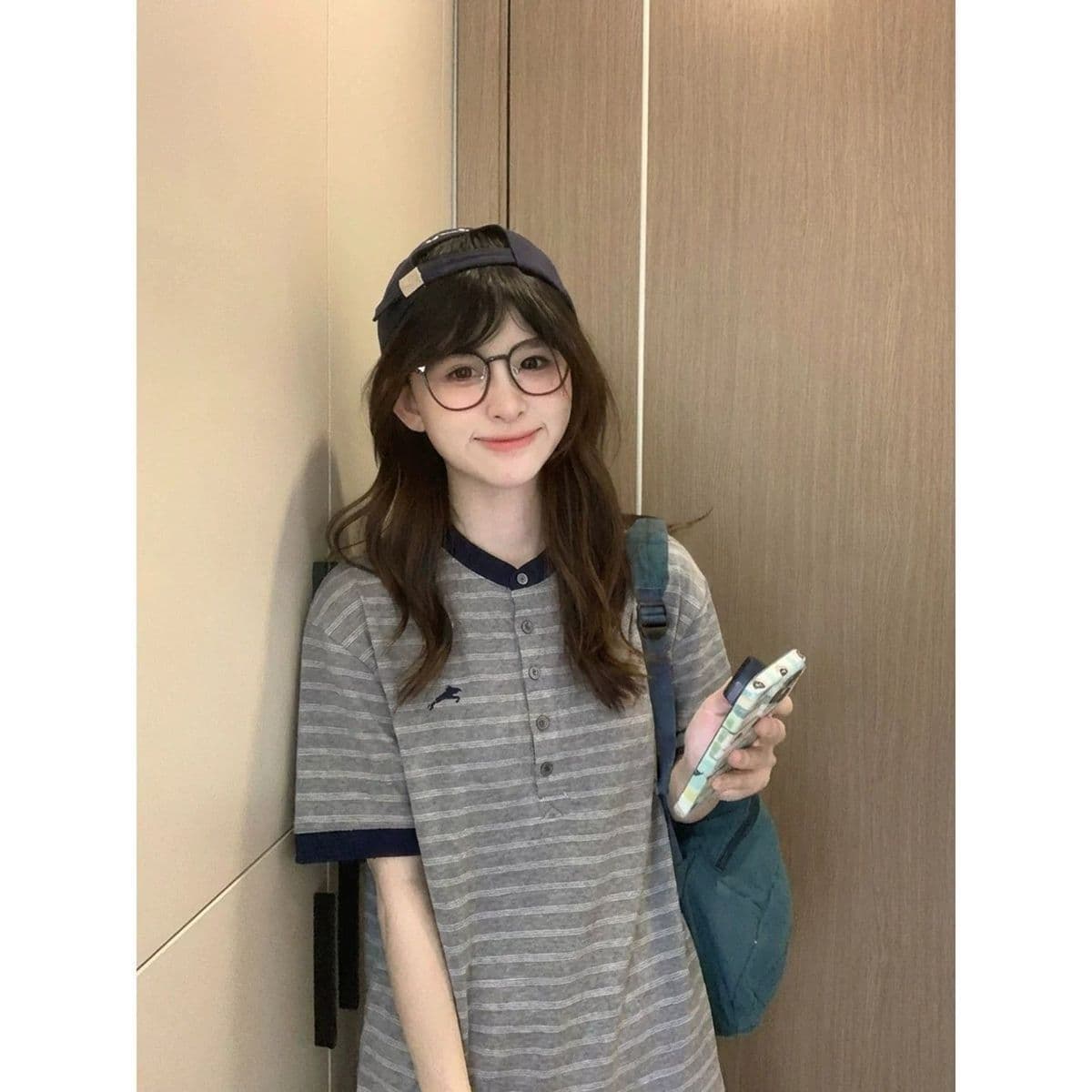 광저우 원단 60 면 40 폴리 에스터 이후 패키지 칼라 뒤로 3 차원 자수 반팔 티셔츠 여성