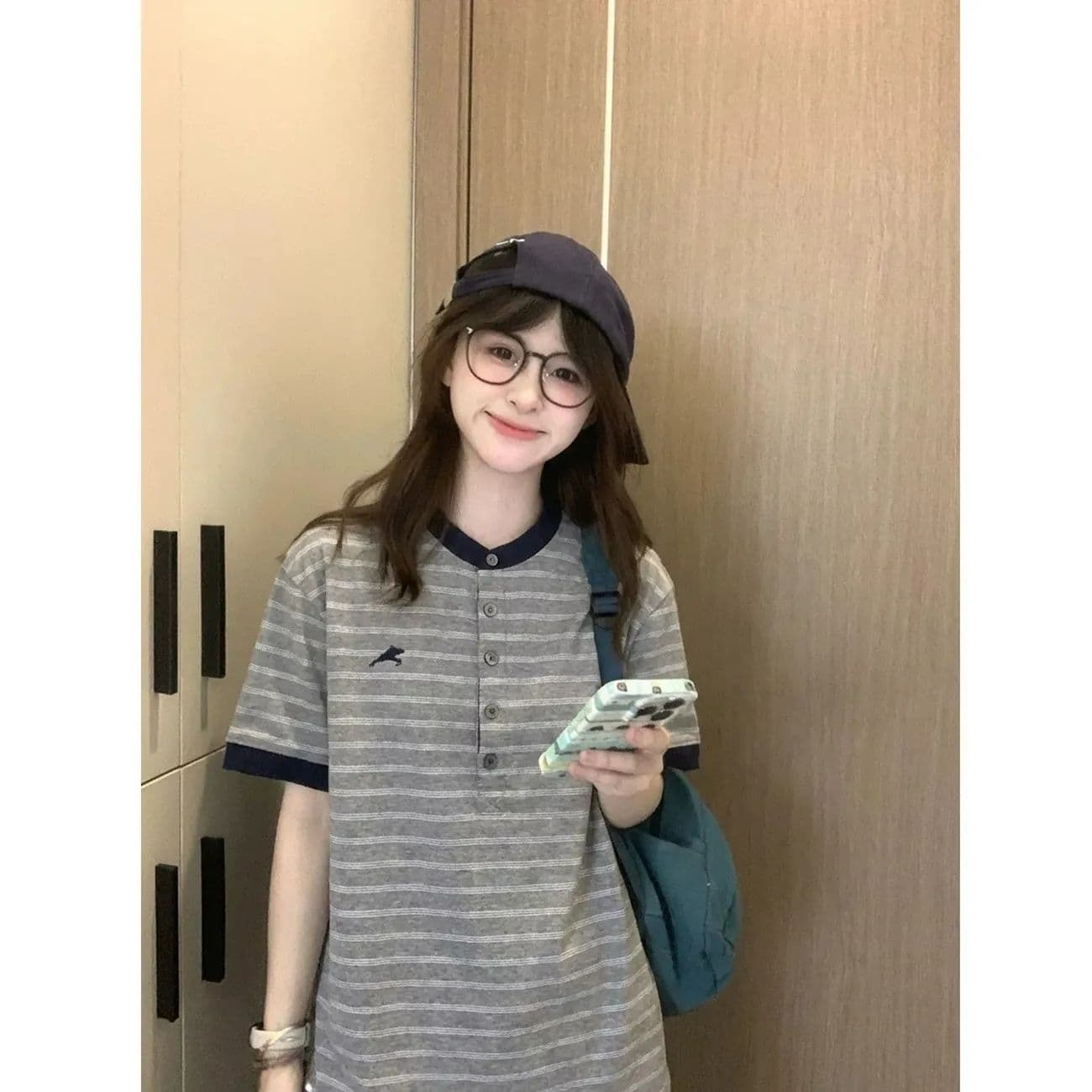 광저우 원단 60 면 40 폴리 에스터 이후 패키지 칼라 뒤로 3 차원 자수 반팔 티셔츠 여성 이미지 3