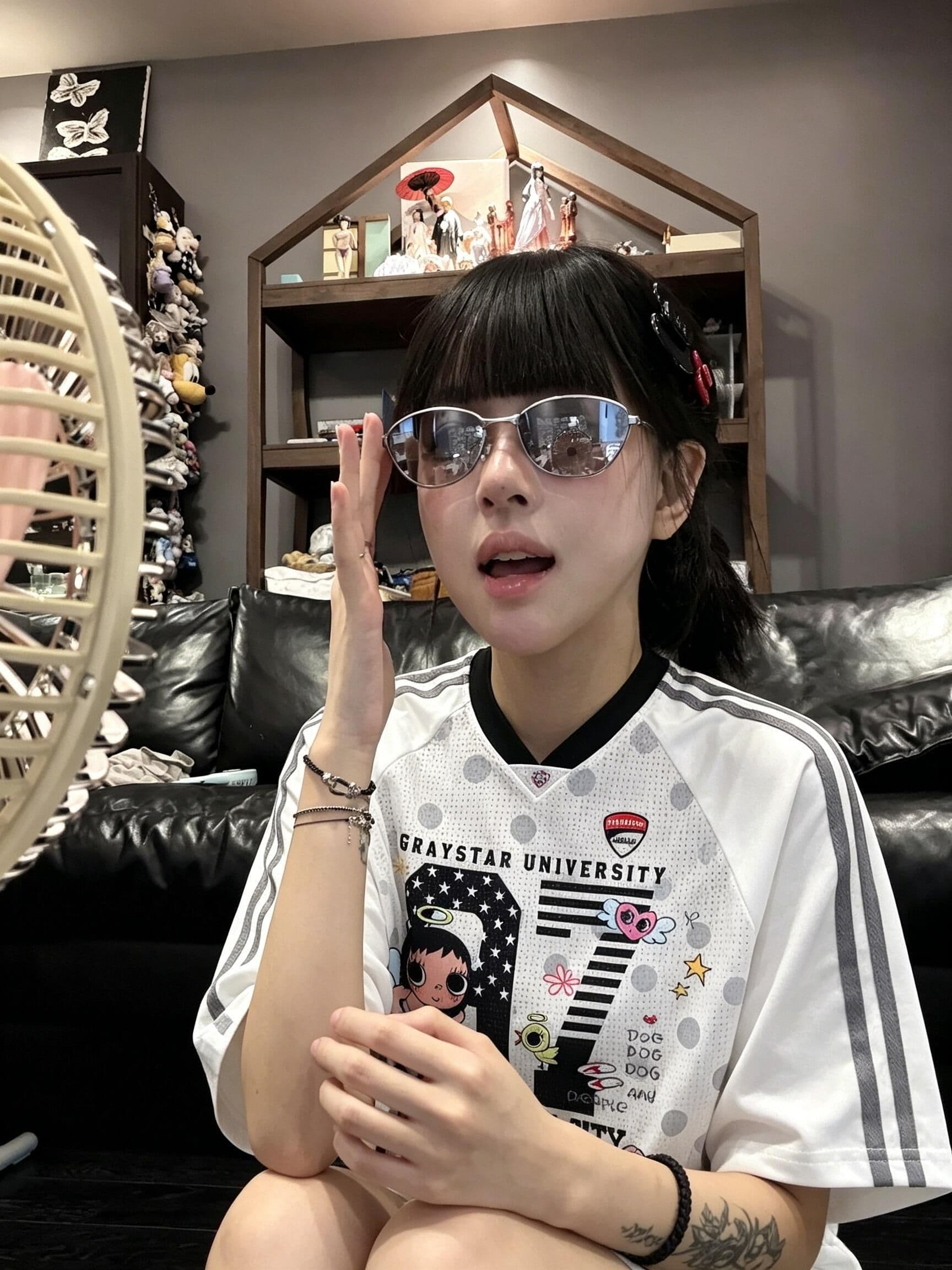 원본 명중 이사회 좋은 품질 원본 네클라인 광저우 원단 V넥 반팔 티셔츠 여성 이미지 4
