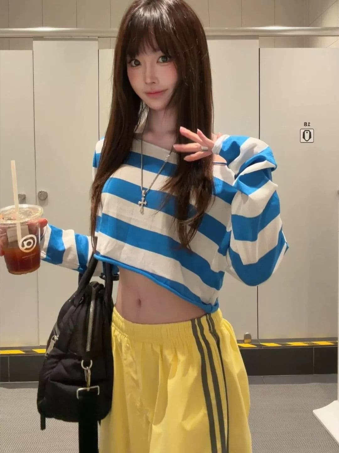 순면 느긋한 바람 스트라이프 비스듬한 어깨 긴팔 티셔츠 여성 핫걸 캐주얼 슬림해 보이는 이슬 뼈의 쇼트 스타일 블라우스
