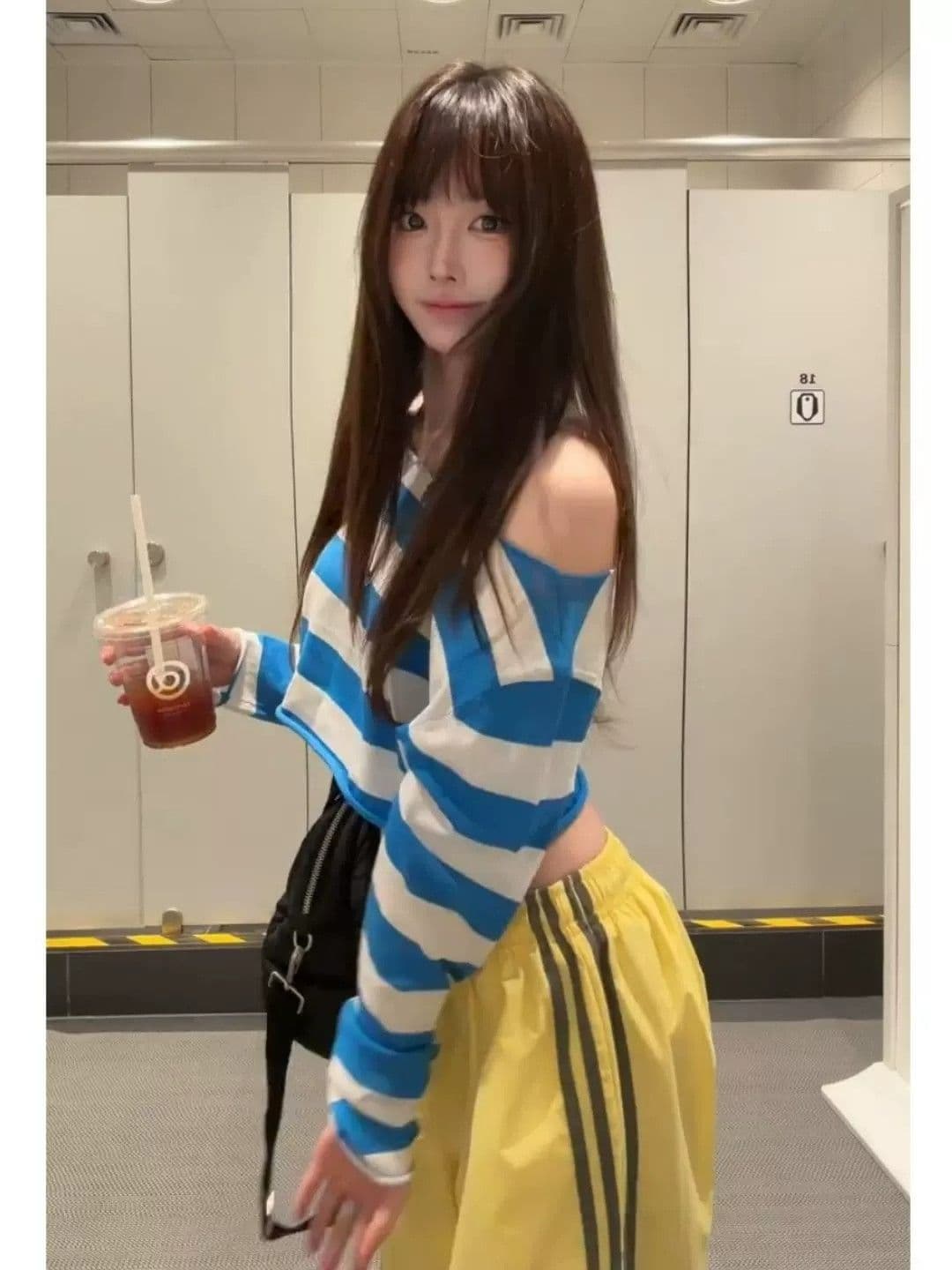 순면 느긋한 바람 스트라이프 비스듬한 어깨 긴팔 티셔츠 여성 핫걸 캐주얼 슬림해 보이는 이슬 뼈의 쇼트 스타일 블라우스 이미지 2