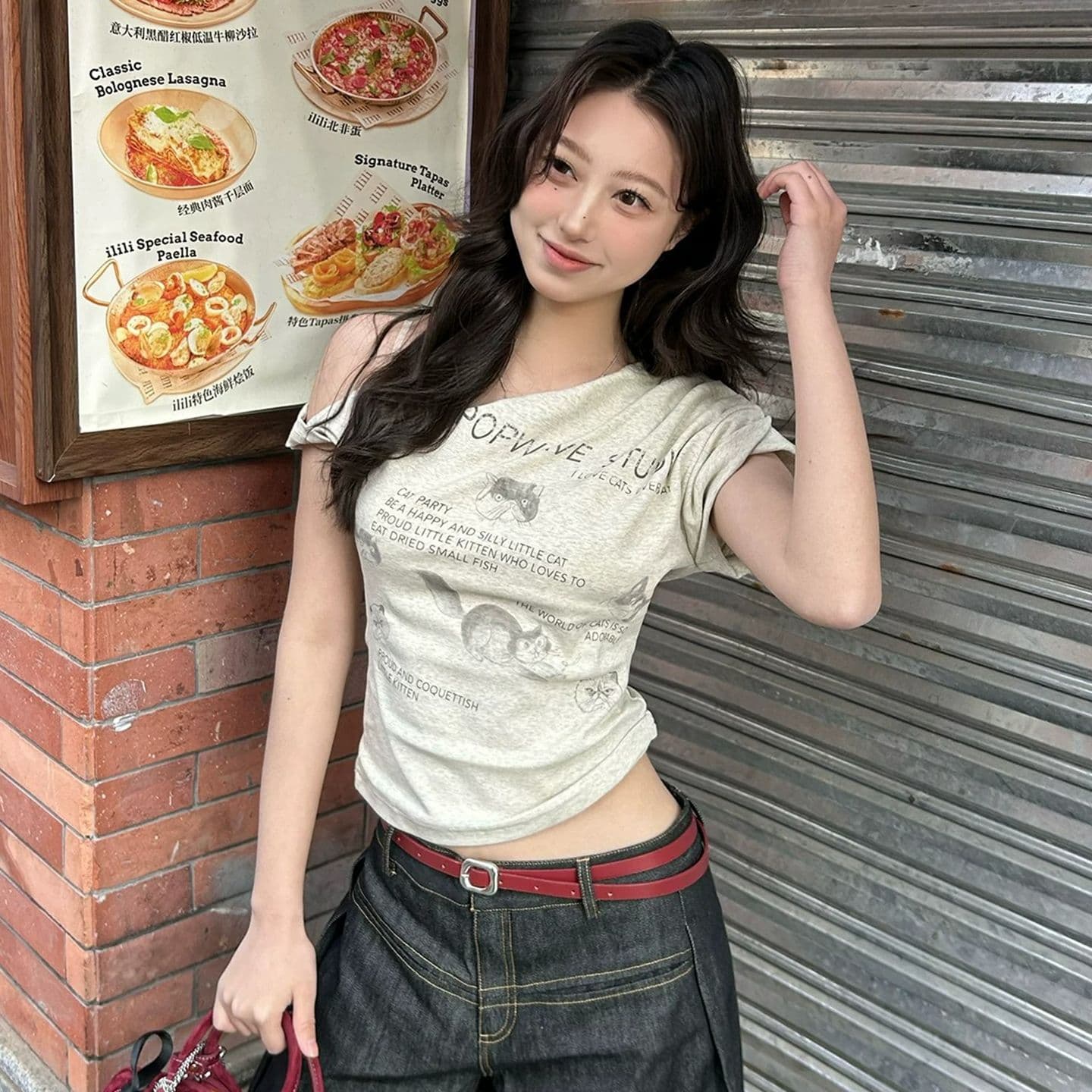 원본 품질 핫걸 비스듬한 어깨 프린트 티셔츠 여성 디자인 센스 불규칙 몸매 가꾸기 이미지 2