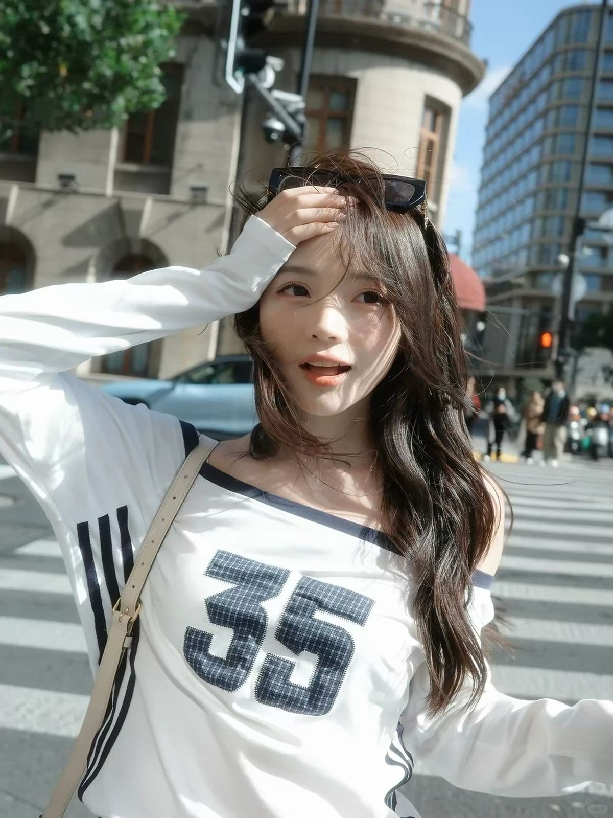 비스듬한 어깨 티셔츠 여성 가을 배색 긴팔 핫걸 캐주얼 맨위 이미지 2