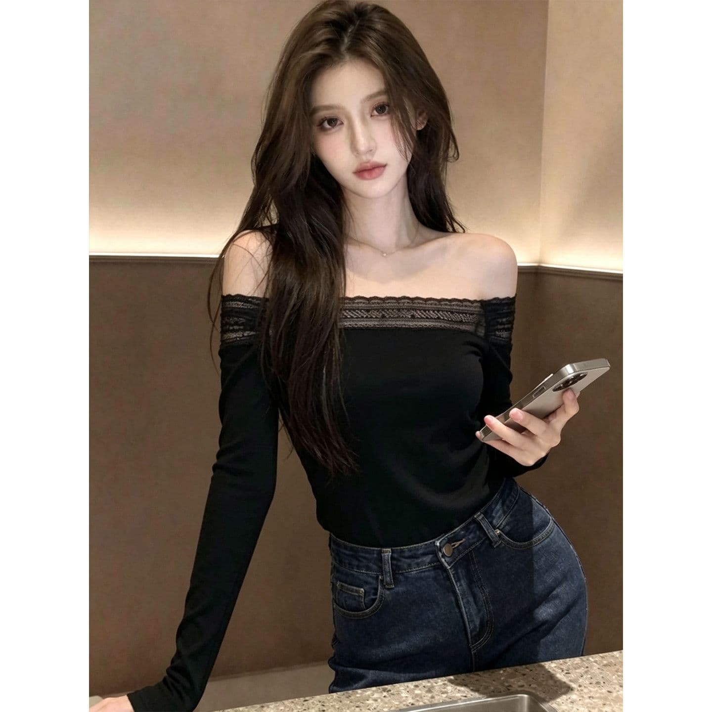 품격 아름다운 레이스 조각 오프숄더 검정색 긴팔 티셔츠 이른 가을 여성 인사이드 가져 가라. 기본 셔츠 꼬집기 허리 위로 의류 상세 이미지 3