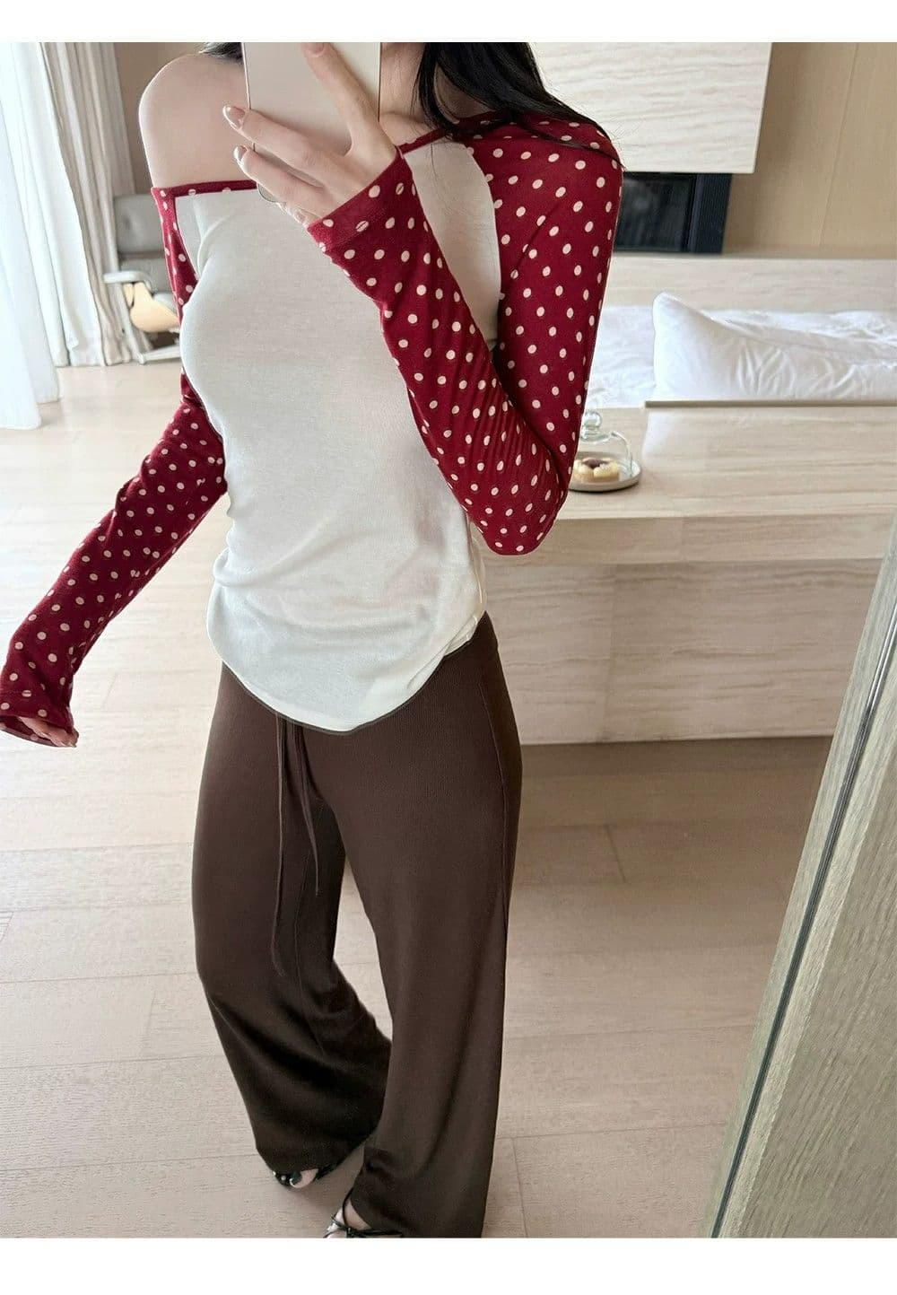 라이 경기 서울 삼색 도트 무늬 비스듬한 어깨 긴팔 티셔츠 여성 몸매 가꾸기 슬림해 보이는 디자인 센스 맨위 상세 이미지 5