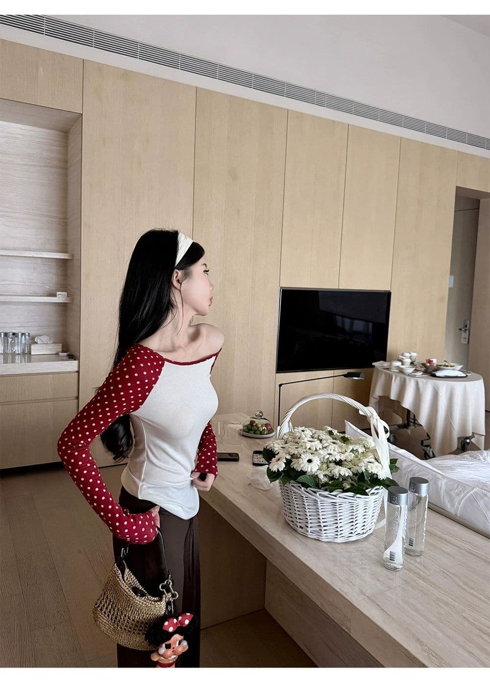 라이 경기 서울 삼색 도트 무늬 비스듬한 어깨 긴팔 티셔츠 여성 몸매 가꾸기 슬림해 보이는 디자인 센스 맨위 상세 이미지 19