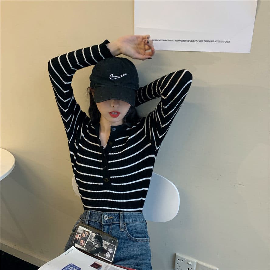 흑인과 백인 색상 고급 센스 배색 스트라이프 반 개방 칼라 니트 스웨터 여성 봄 새로운 품격 다용도 슬림해 보이는 기본 셔츠 이미지 3