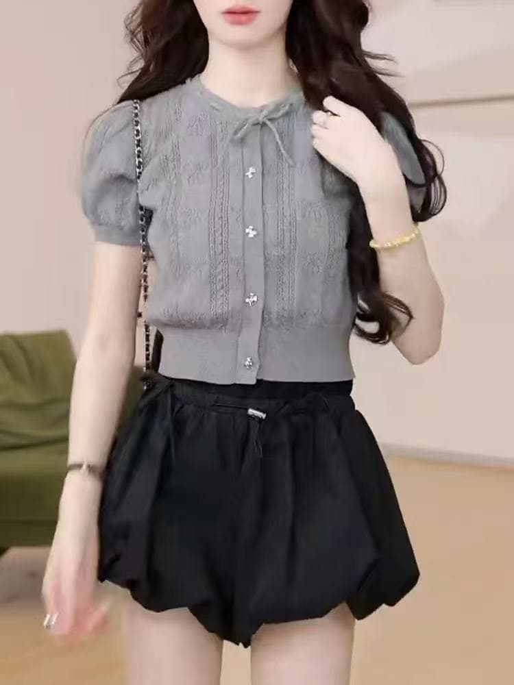단색 홀로우 아웃 나비 넥타이 니트 반팔 여성 2026 새로운 여름 쇼트 스타일 몸매 가꾸기 chic 한 첨부 된 의류 상세 이미지 2