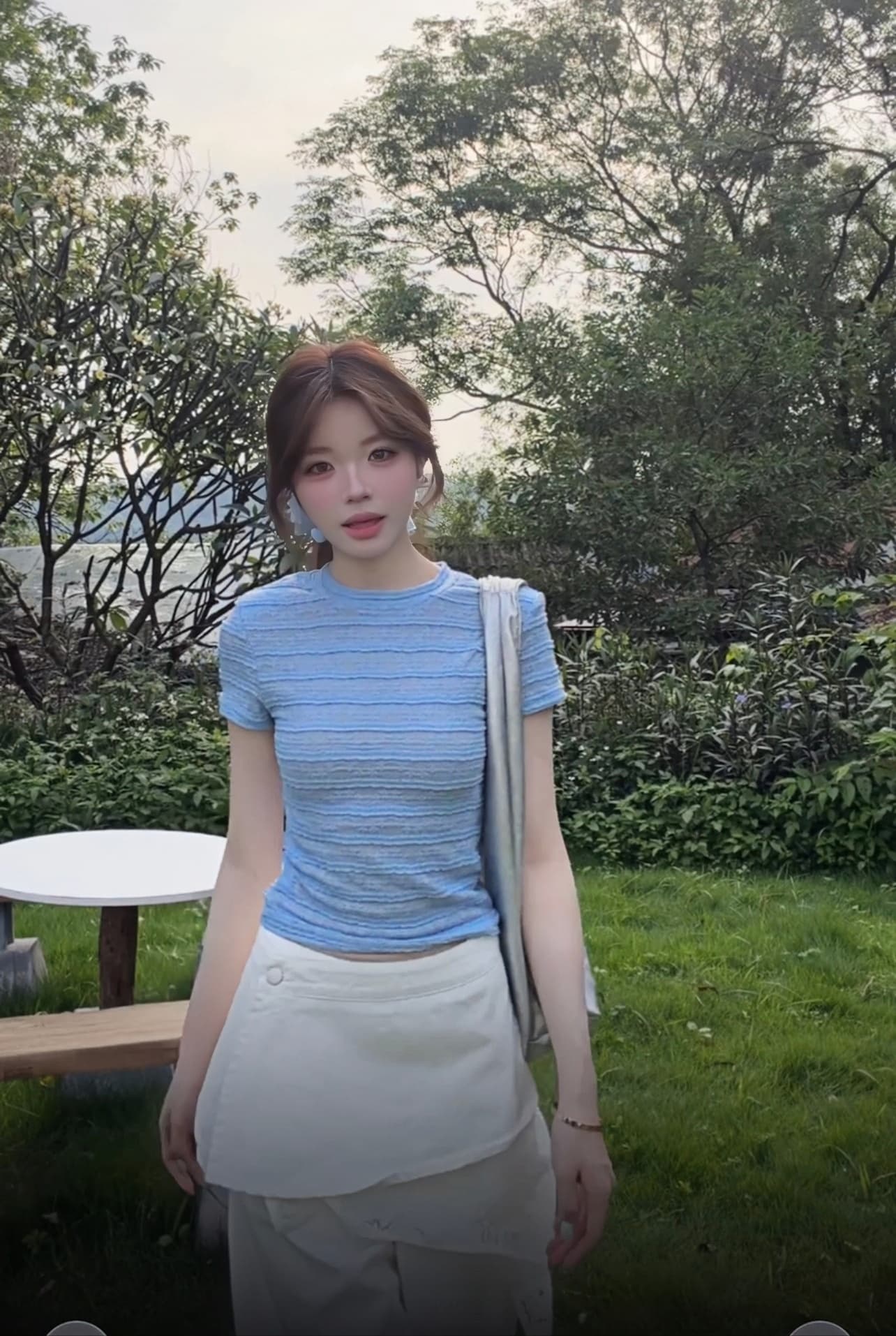 3 차원 압력 주름 질감 짧은 고급 센스 몸매 가꾸기 슬림해 보이는 다용도 품격 맨위 상세 이미지 4