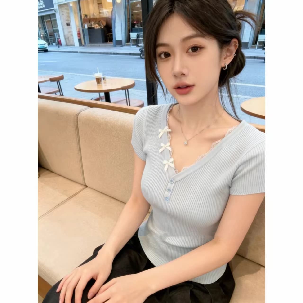 여름 한 부서 레이스 레이스 품격 V넥 반팔 니트 스웨터 여성 나비 매듭 단추 몸매 가꾸기 슬림해 보이는 맨위 여성 이미지 2