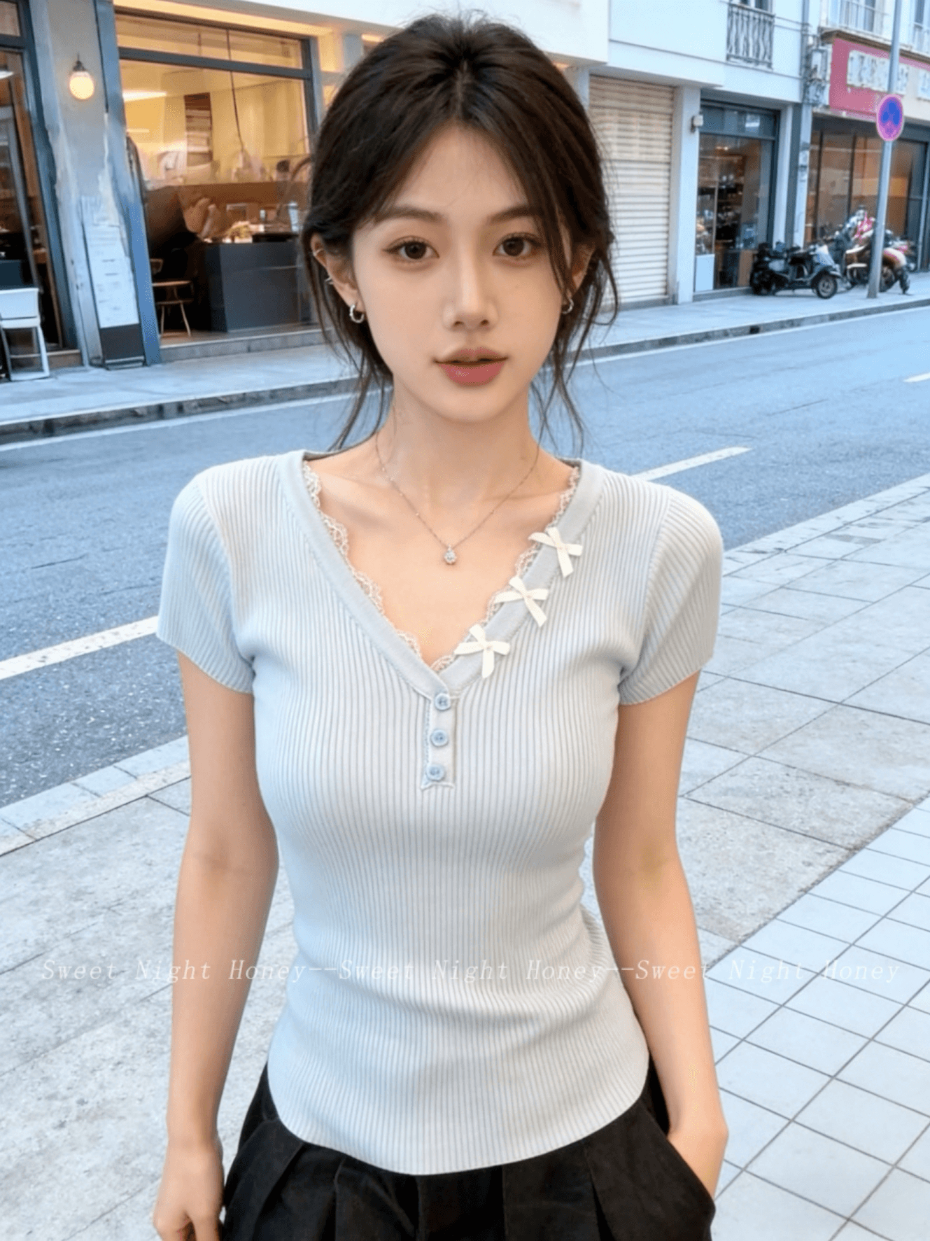 여름 한 부서 레이스 레이스 품격 V넥 반팔 니트 스웨터 여성 나비 매듭 단추 몸매 가꾸기 슬림해 보이는 맨위 여성 상세 이미지 3