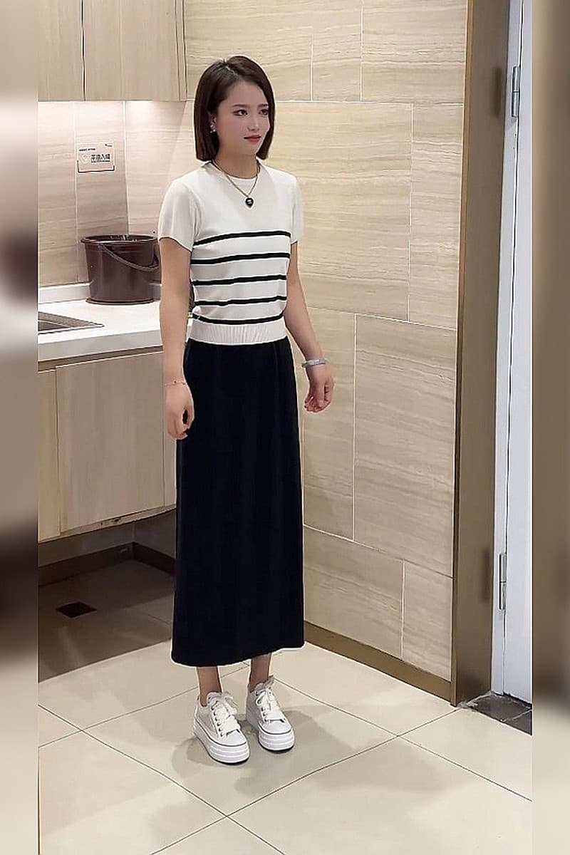 여름 착용 가져 가라. 전체 집합 배 종류 몸 품격 캐주얼 슬림해 보이는 화이트 스트라이프 티셔츠 검정색 바지 세트 여성 상세 이미지 2