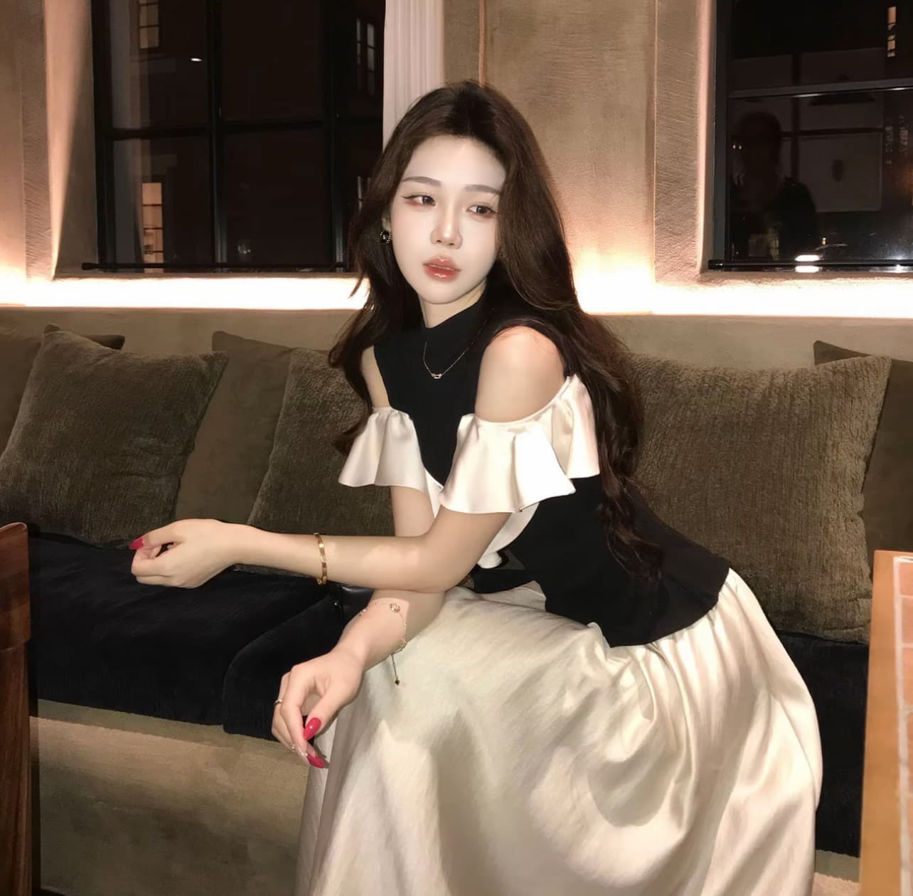 무쯔리 목자이 ~ 중 리 디자인 센스 배색 몸매 가꾸기 오프숄더 니트 패치워크 프릴 맨위 새틴 반신 치마 세트 이미지 3