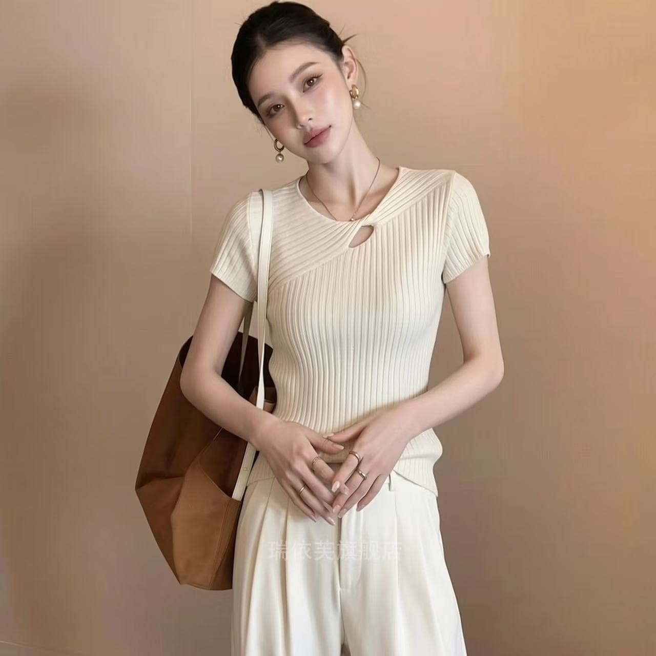 2026 여름 새로운 한 부서 미니멀리즘 홀로우 아웃 반팔 니트 스웨터 여성 레저 빅 사이즈 슬림해 보이는 표지 고기 화이트 맨위