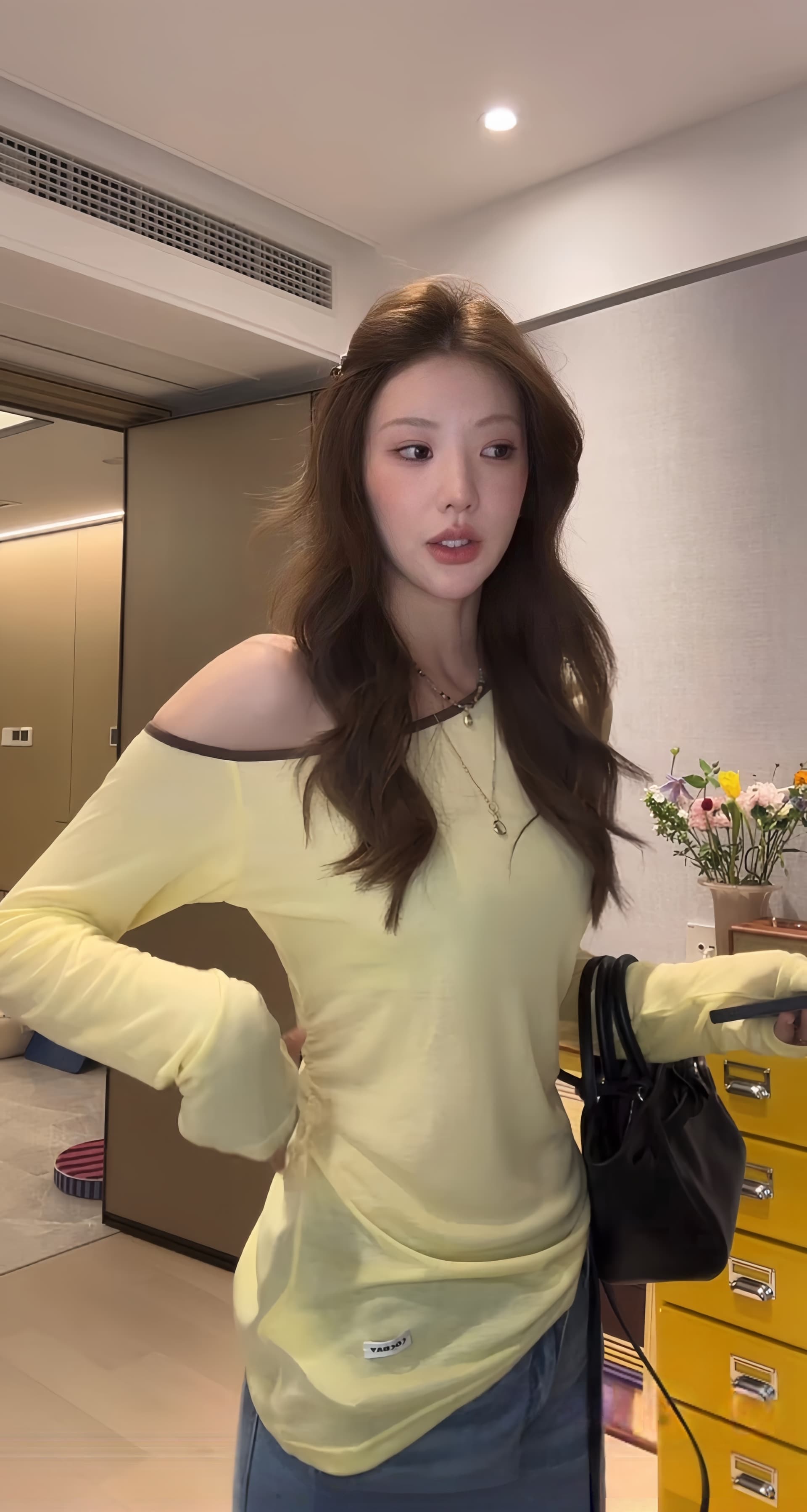 미니멀리즘 clean fit 주름 허리 수축 비스듬한 어깨 긴 소매 티셔츠 상세 이미지 7