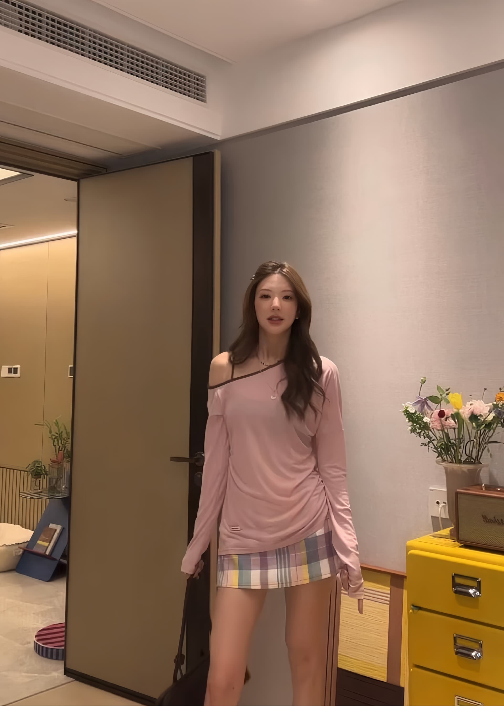 미니멀리즘 clean fit 주름 허리 수축 비스듬한 어깨 긴 소매 티셔츠 상세 이미지 11