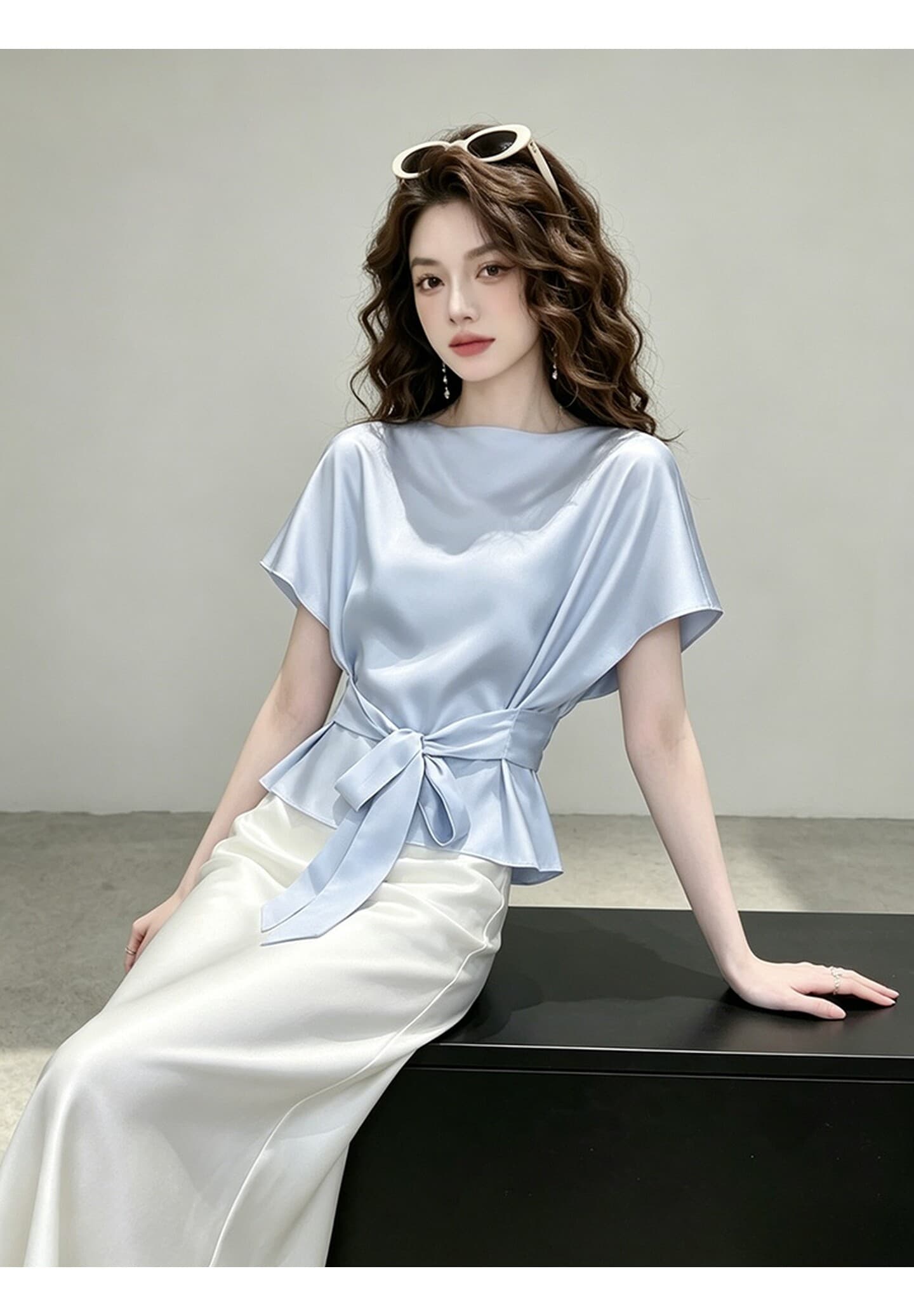 고유 한 아름다운 여름 드레스 투피스 세트 품격 빛 럭셔리 고급 센스 파란색 새틴 반팔 맨위 반신 치마 세트 여성 이미지 4