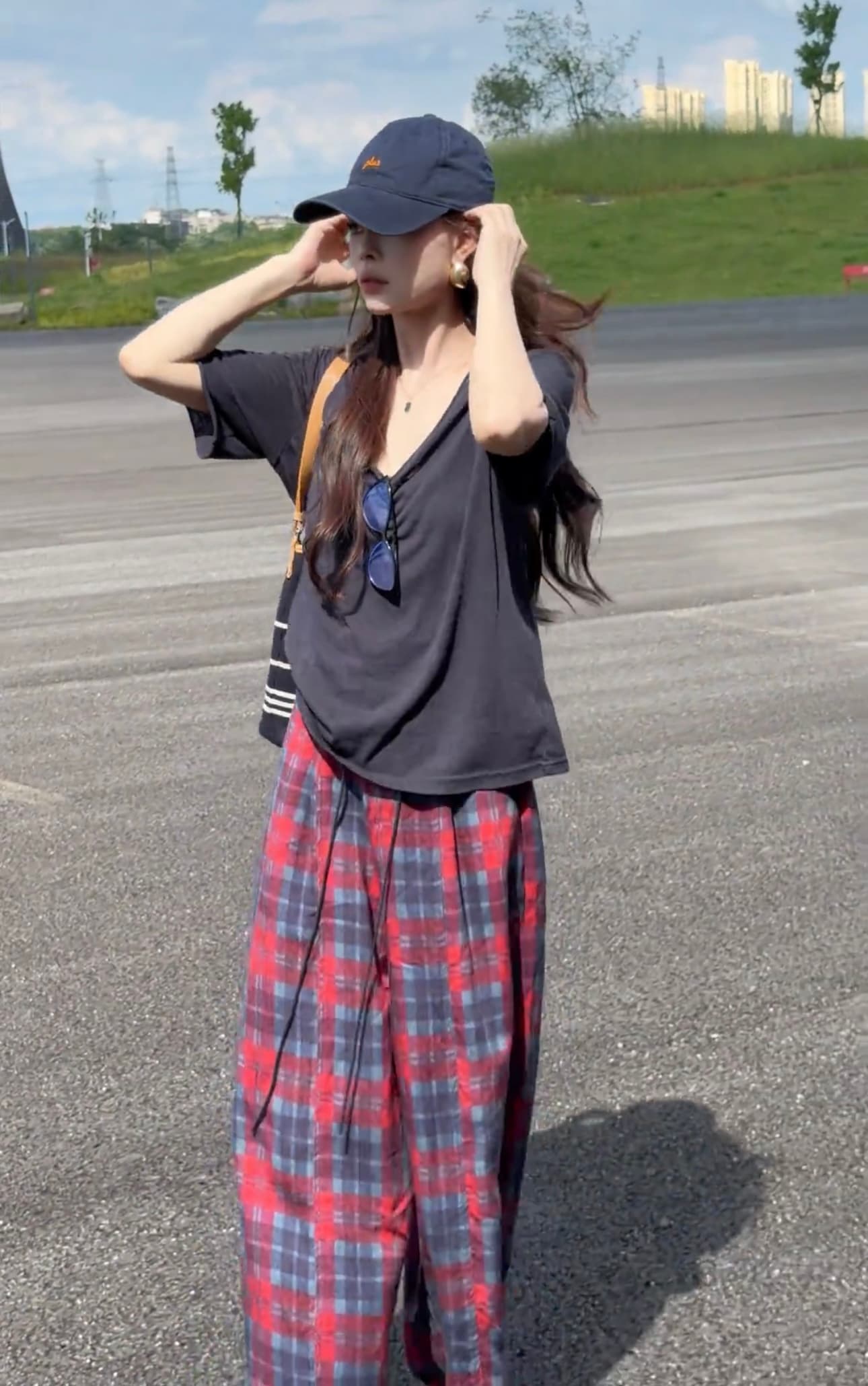샤오 크릭 의류 여름 새로운 단색 인터넷 에디션 V넥 루즈핏 반팔 티셔츠 배색 체크무늬 슬림해 보이는 캐주얼 바지 상세 이미지 4