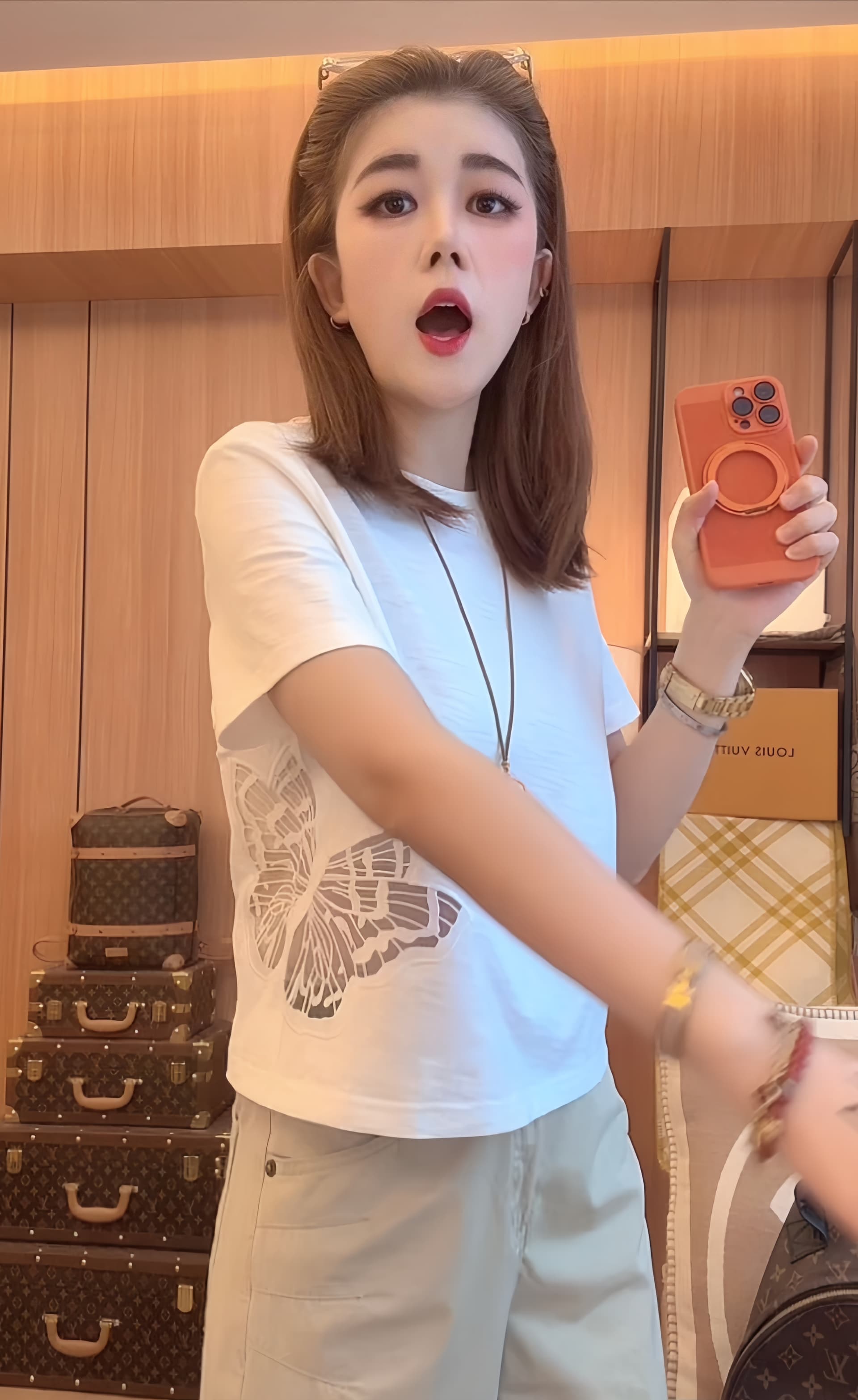 홀로우 아웃 나비 t 새로운 홀로우 아웃 나비 자수 티셔츠 캐주얼 라운드 넥 반팔 다용도 이미지 3