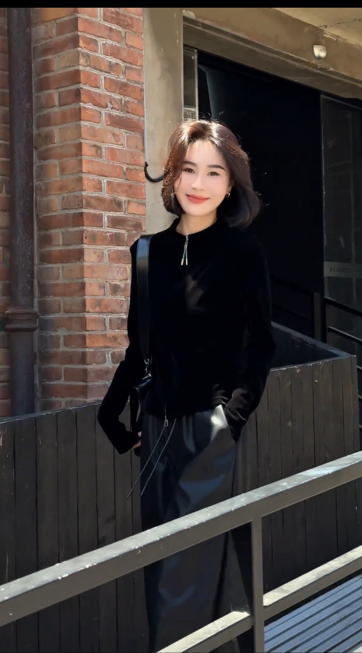 벨벳 스탠드 칼라 지퍼 짧은 여성 코트 2025 가을 빅 사이즈 지방 mm 다용도 캐주얼 검정색 슬림해 보이는 몸매 가꾸기 맨위 상세 이미지 4