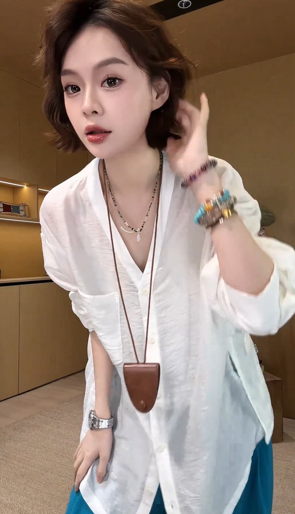 한 부서 디자인 절묘한 이후 트임 레이스 조각 긴팔 여성 셔츠 2026 여름 루즈핏 슬림해 보이는 V넥 맨위 이미지 4
