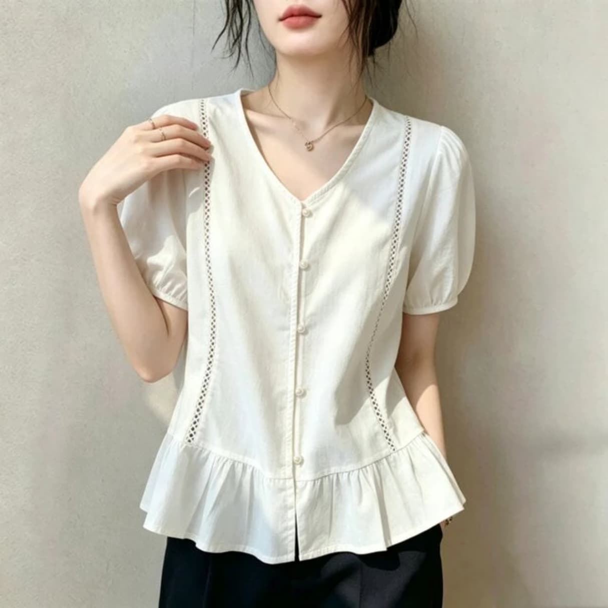 화이트 홀로우 아웃 V넥 반팔 셔츠 여자 2026 새로운 여름 맨위 상세 이미지 3