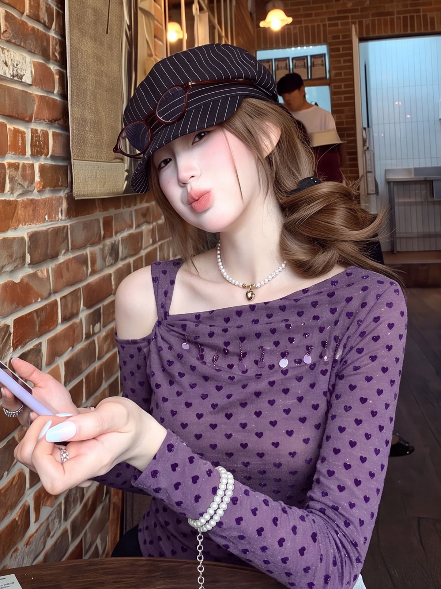 작은 키 보라색 도트 무늬 비스듬한 칼라 오프숄더 긴팔 티셔츠 여성 여름 슬립 외부 가져 가라. 얇고 가벼운 자외선 차단 블라우스 맨위 상세 이미지 2