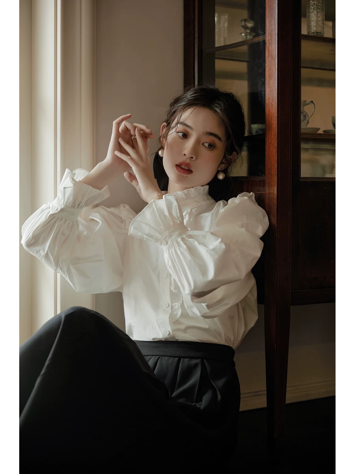곡물 1 종 골드 버클 레이스 화이트 여성 셔츠 2025 이른 가을 새로운 디자인 센스 작은 대중 품격 거품 소매 Chic 셔츠 이미지 3