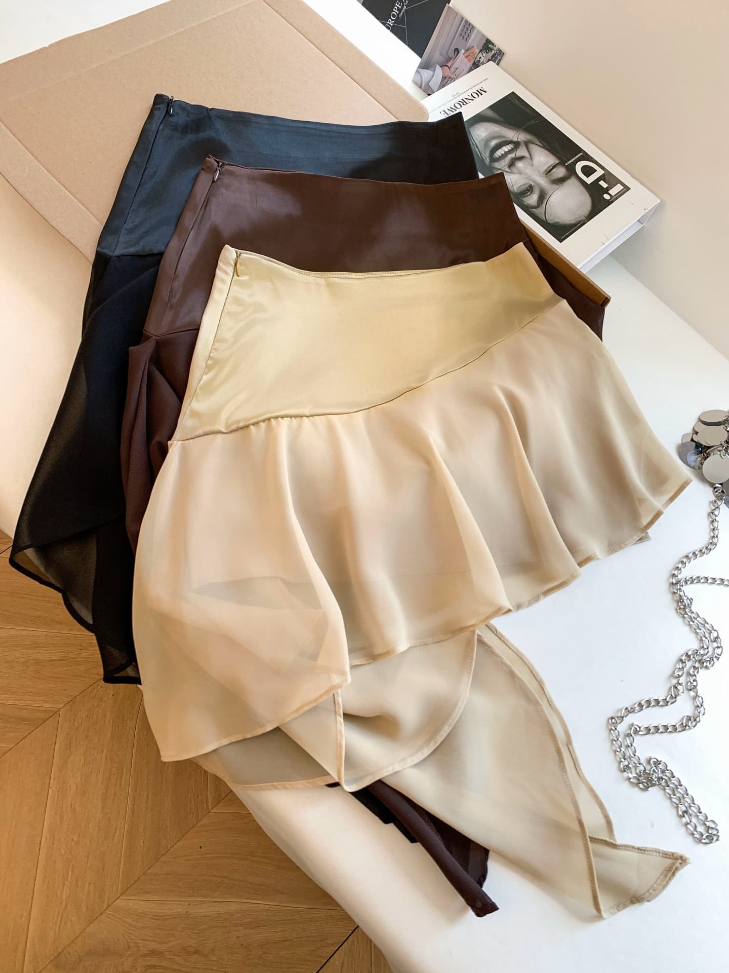 실사 한국 스타일 고급 센스 구슬 빛 새틴 패치워크 반신 스커트 여름 불규칙 로우 웨이스트 타이트 스커트 노출 방지 미니 스커트 이미지 2