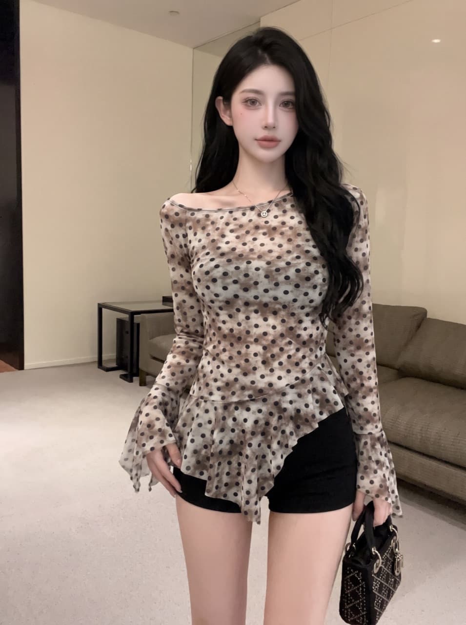 실사 디자인 센스 핫걸 비스듬한 칼라 오프숄더 도트 무늬 프린트 긴팔 시스루 망사 불규칙 티셔츠 맨위 여성 여름 이미지 3