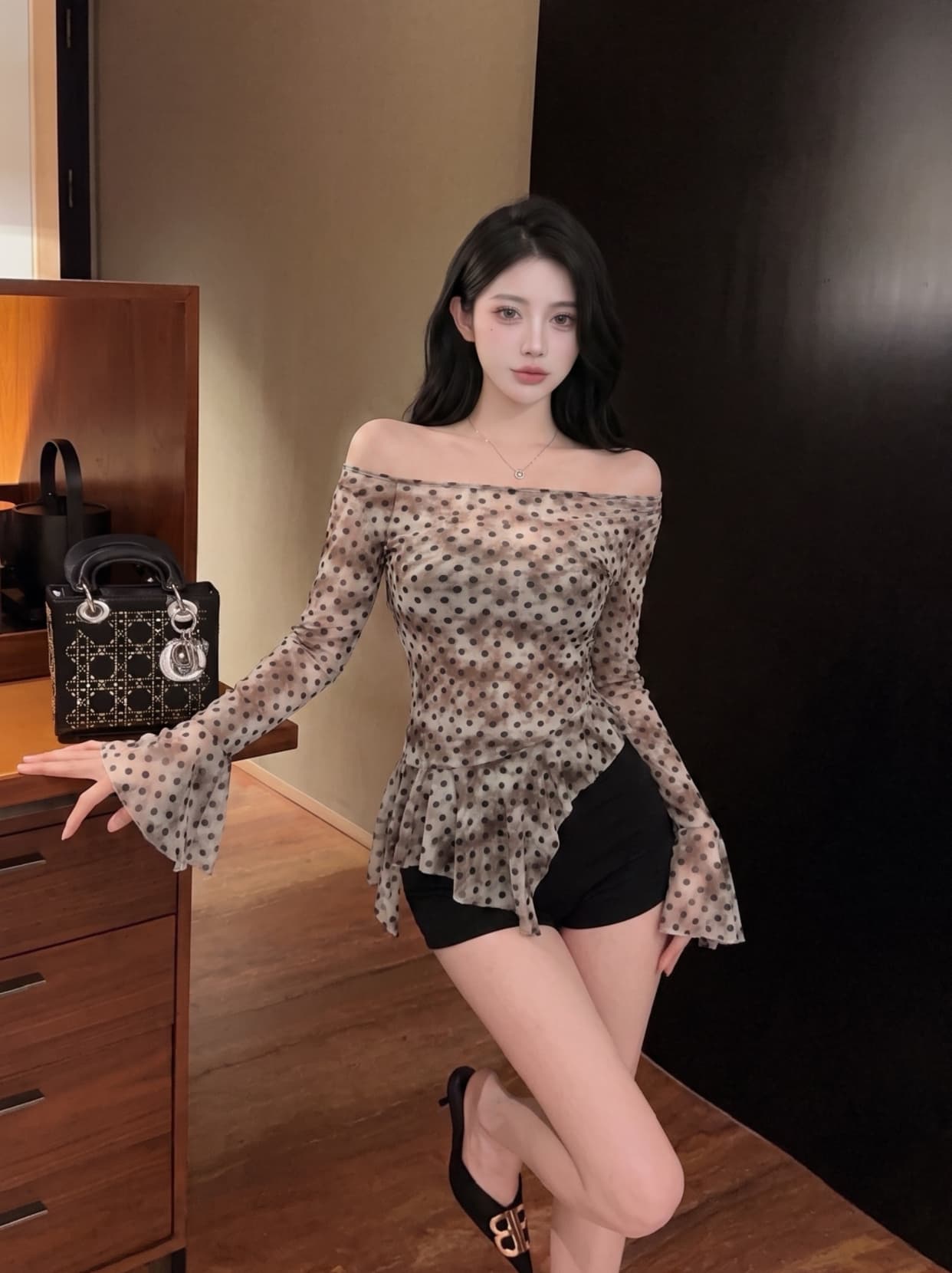 실사 디자인 센스 핫걸 비스듬한 칼라 오프숄더 도트 무늬 프린트 긴팔 시스루 망사 불규칙 티셔츠 맨위 여성 여름 상세 이미지 5